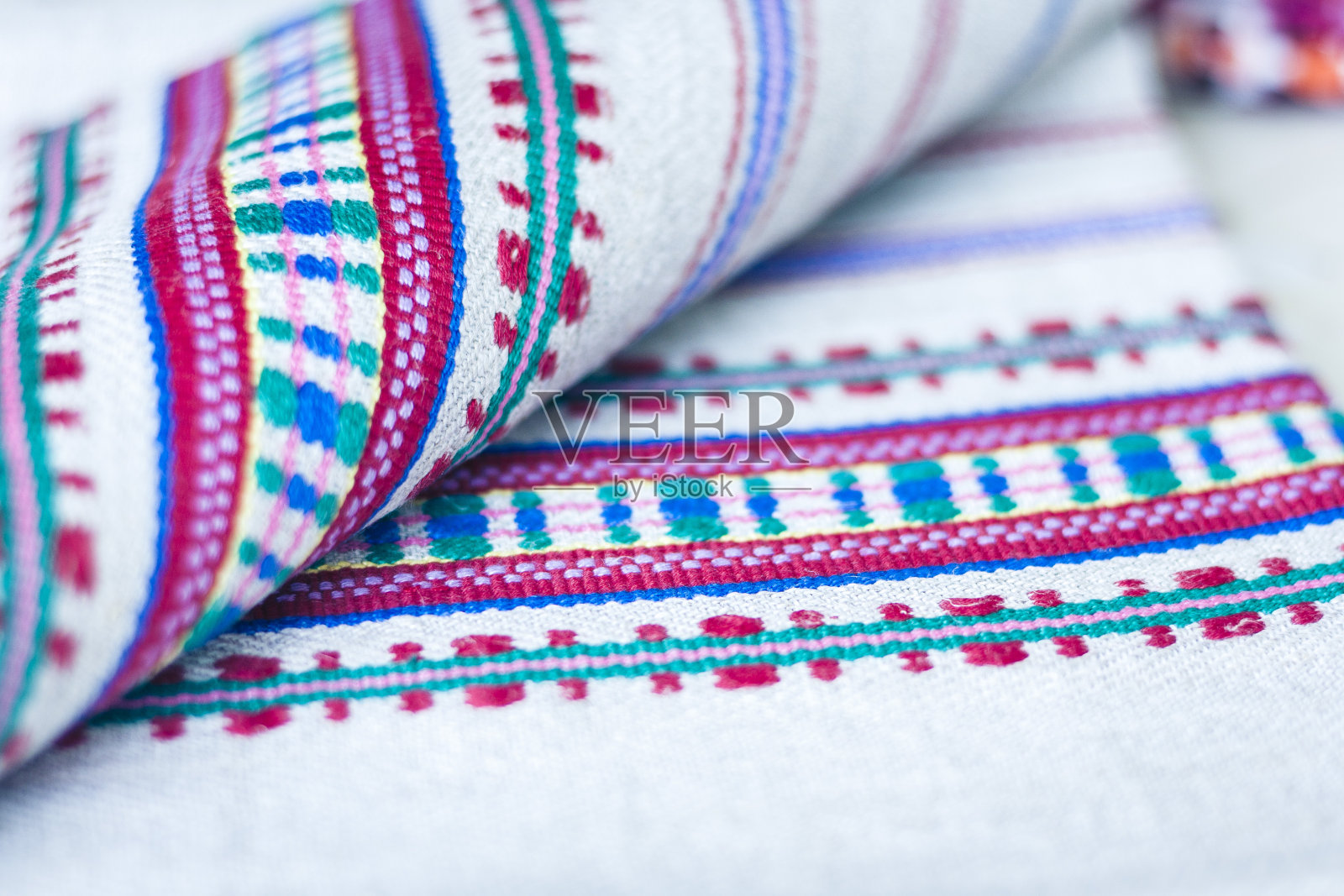 一叠亚麻刺绣毛巾，乌克兰传统手工制作照片摄影图片