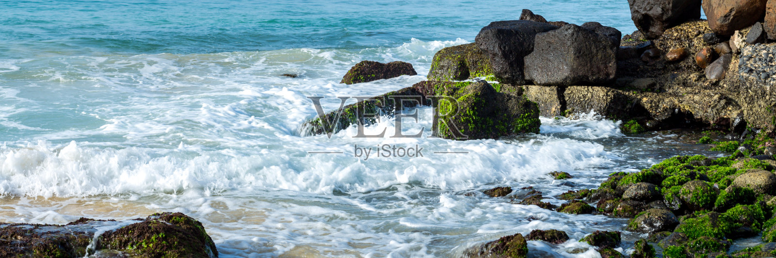 神奇的蓝色海洋和石头海岸照片摄影图片