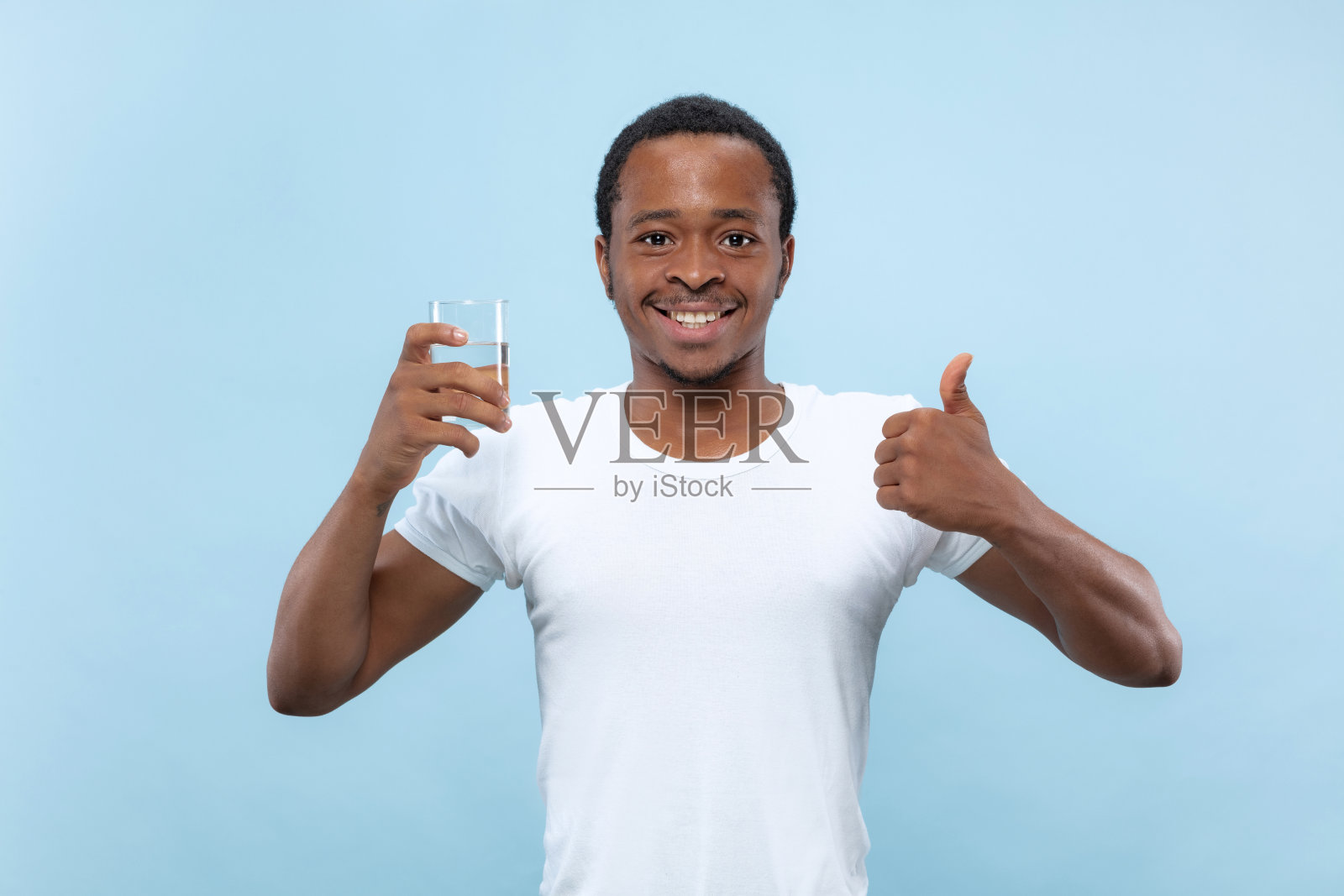 半长近距离肖像的年轻人在蓝色的背景。照片摄影图片