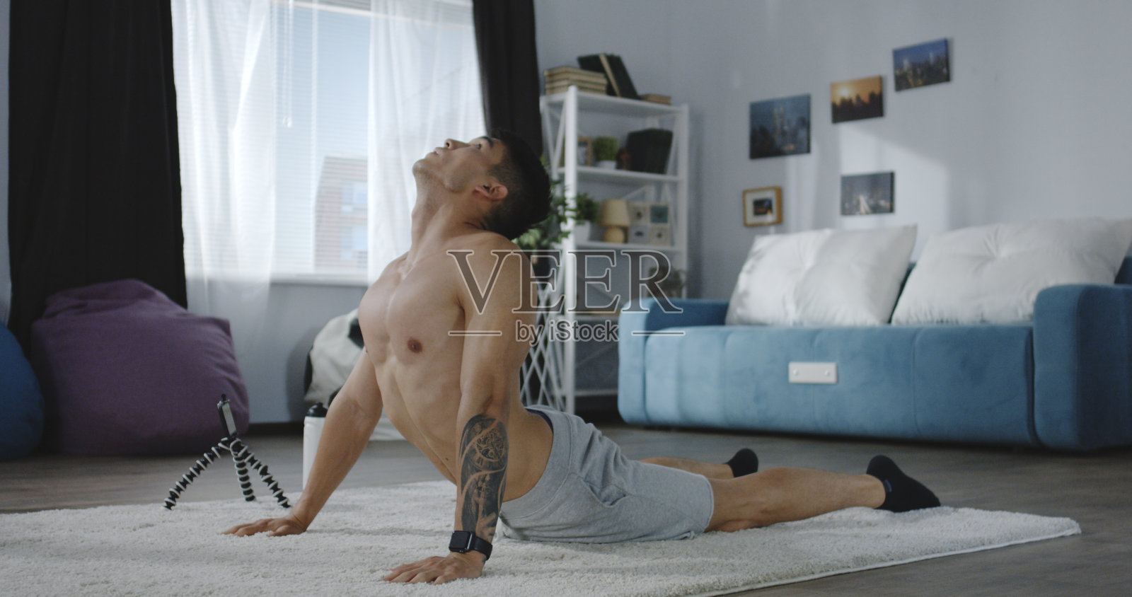 年轻人在家健身照片摄影图片