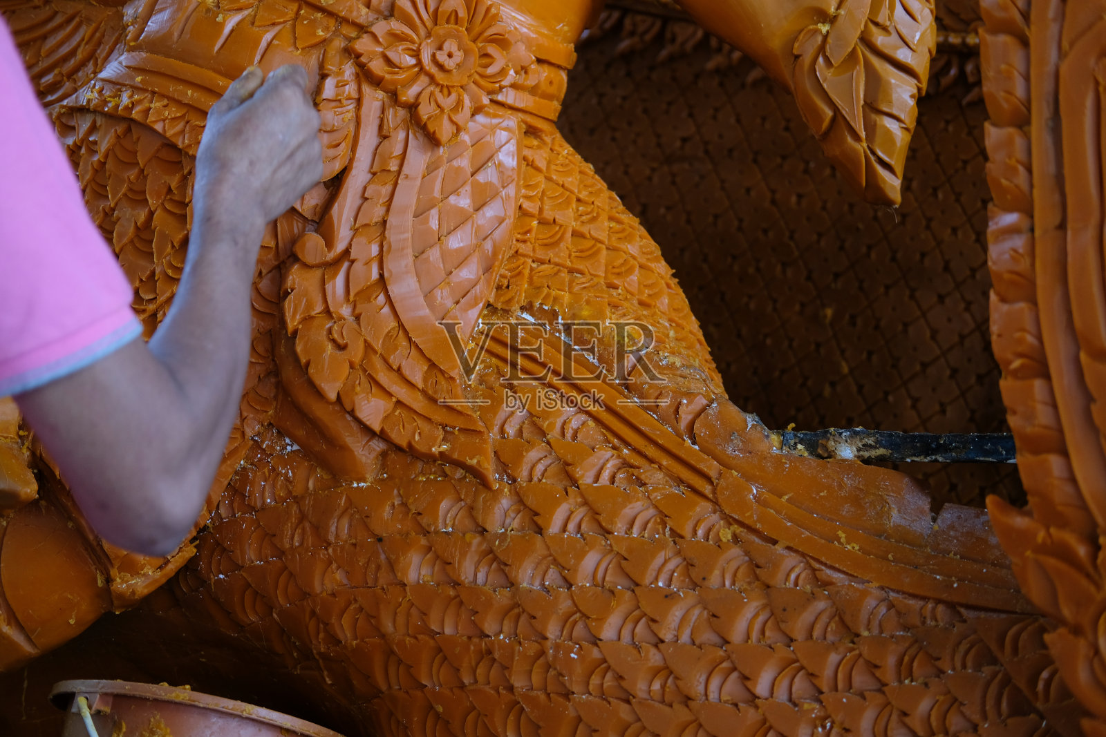 用于佛教节日装饰的手工雕刻蜡烛照片摄影图片