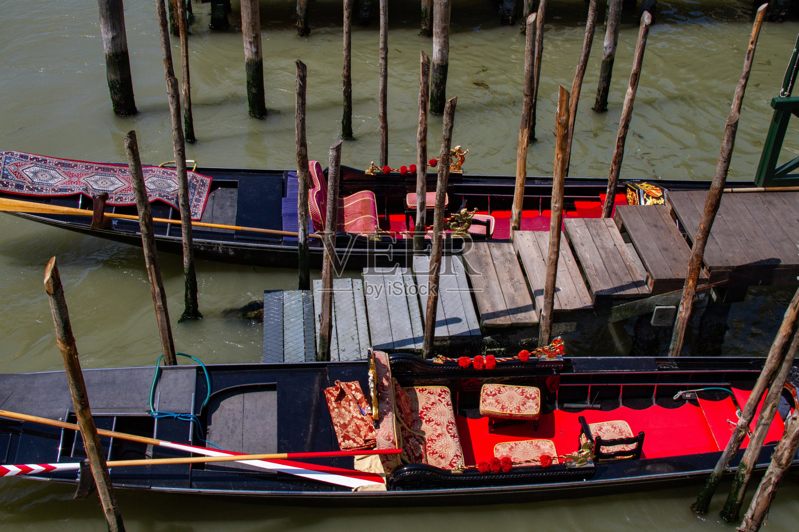意大利威尼斯运河码头旁空荡荡的贡多拉照片摄影图片