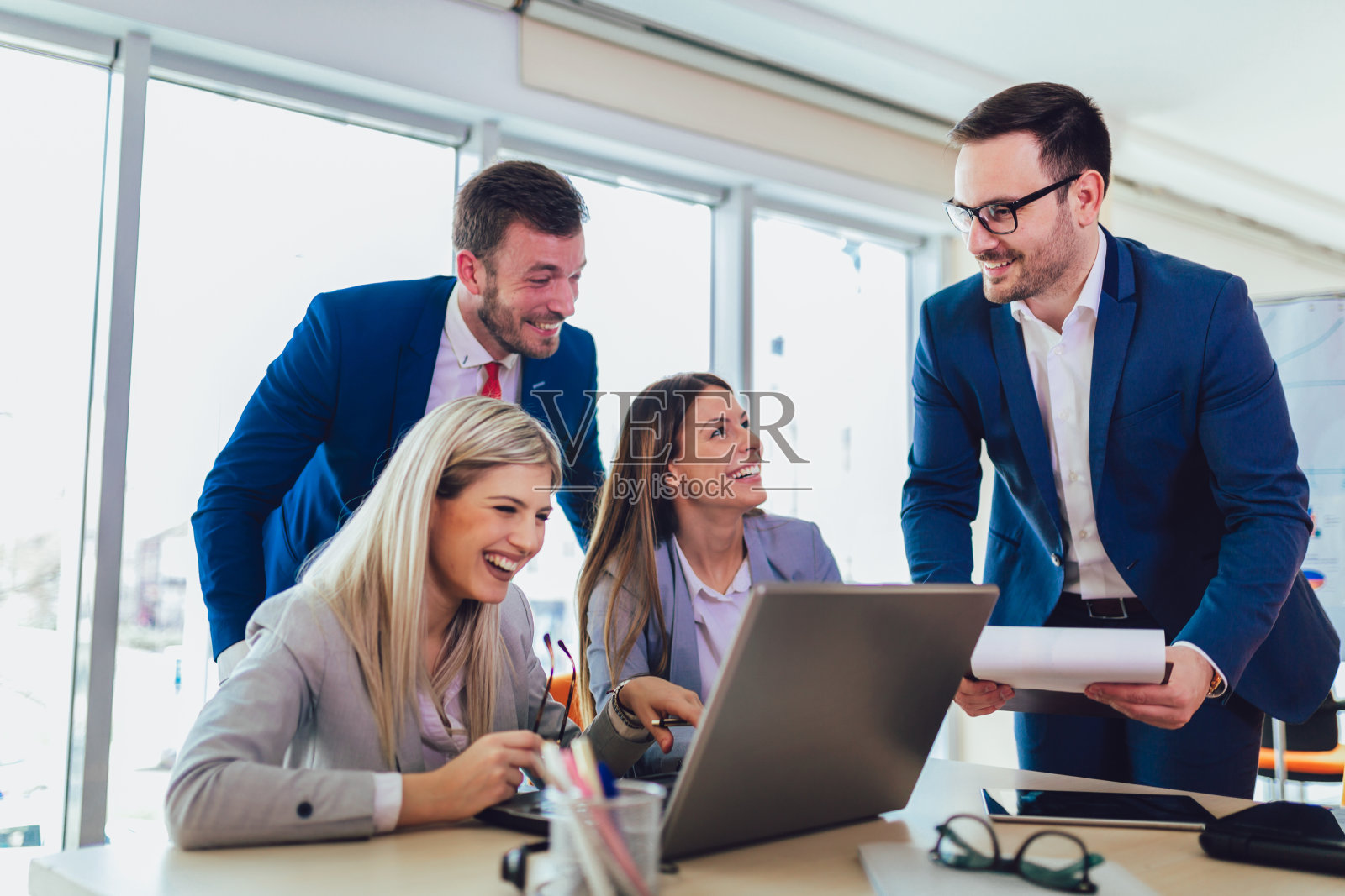 一群年轻的商业人士在创意办公室一起工作。照片摄影图片