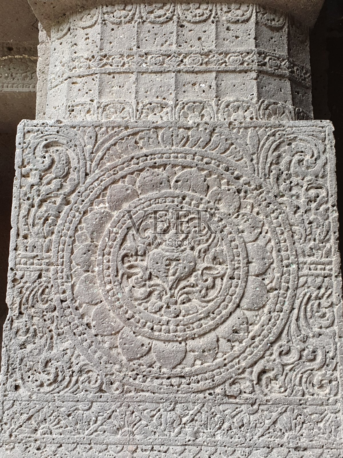 阿旃陀石窟的佛教雕塑照片摄影图片