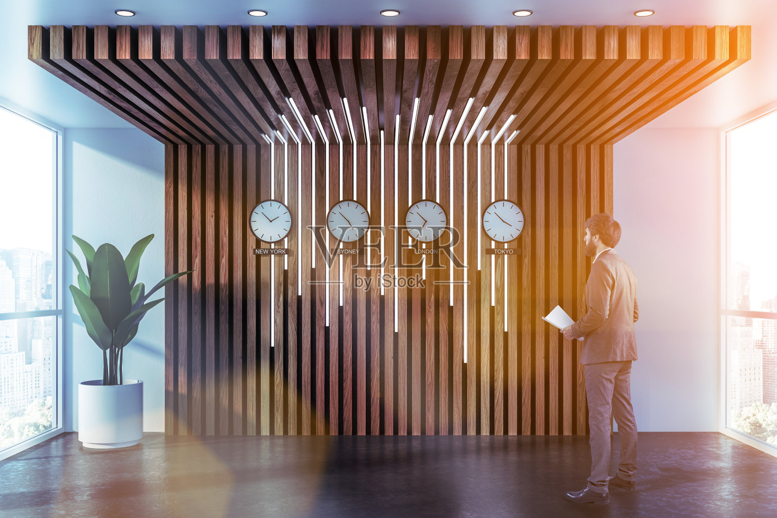 拿着文件和时钟的人在办公室大厅里照片摄影图片