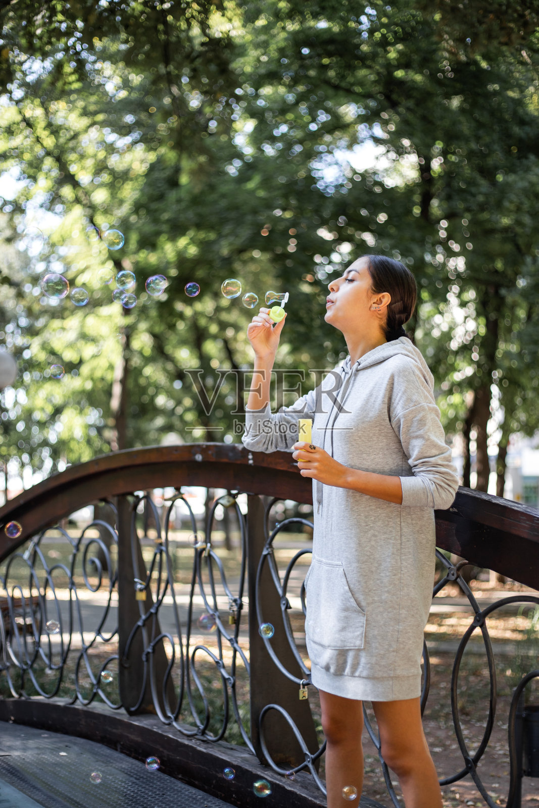 年轻女子在公园享受周末照片摄影图片