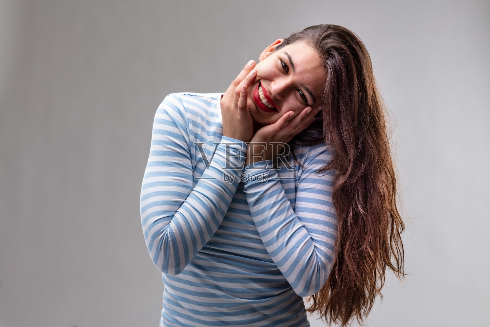 迷人的年轻女子，带着幸福甜蜜的微笑照片摄影图片