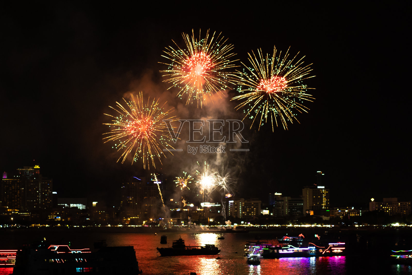 泰国芭堤雅。国际烟花表演节。美丽的烟花照片摄影图片
