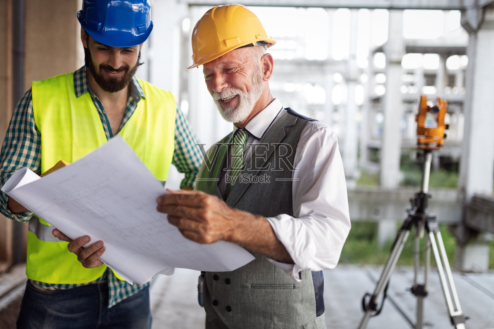 工程师、工头和工人在建筑工地讨论照片摄影图片