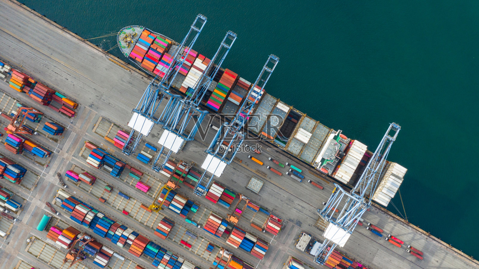 在公海中，集装箱船在进出口商业物流和国际运输中运输集装箱的鸟瞰图，带有复制空间照片摄影图片