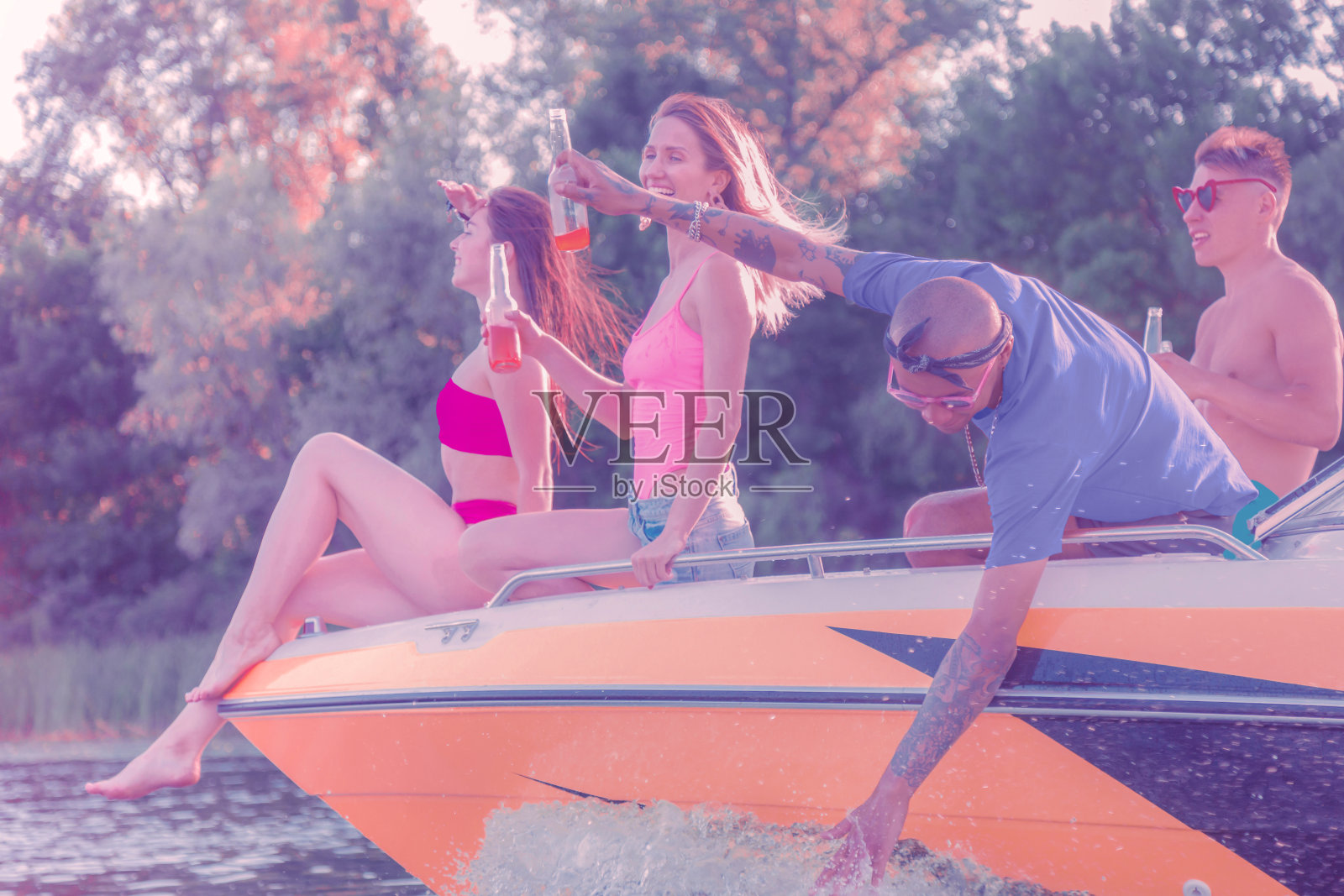 一个男人斜靠在游艇的一侧照片摄影图片