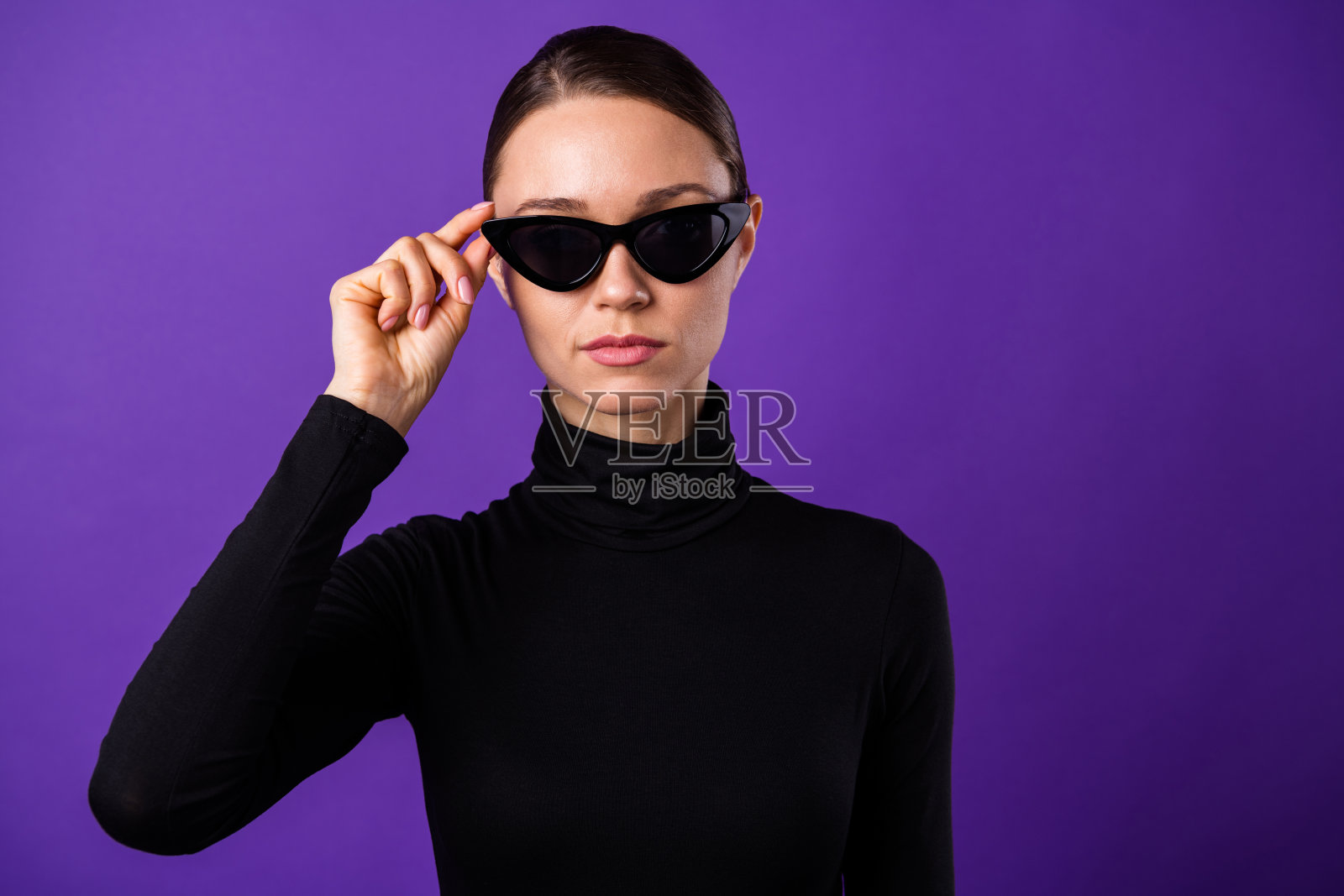 近距离的照片集中的人穿着黑色眼镜高领孤立在紫色紫罗兰背景照片摄影图片