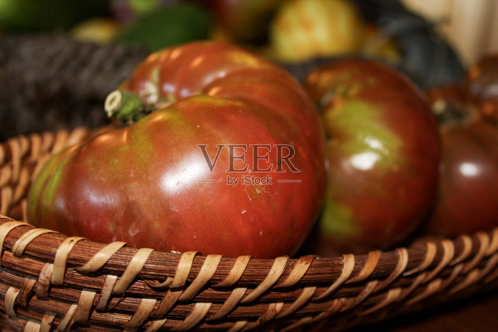 漂亮的传家宝有机番茄展示，选择性聚焦照片摄影图片