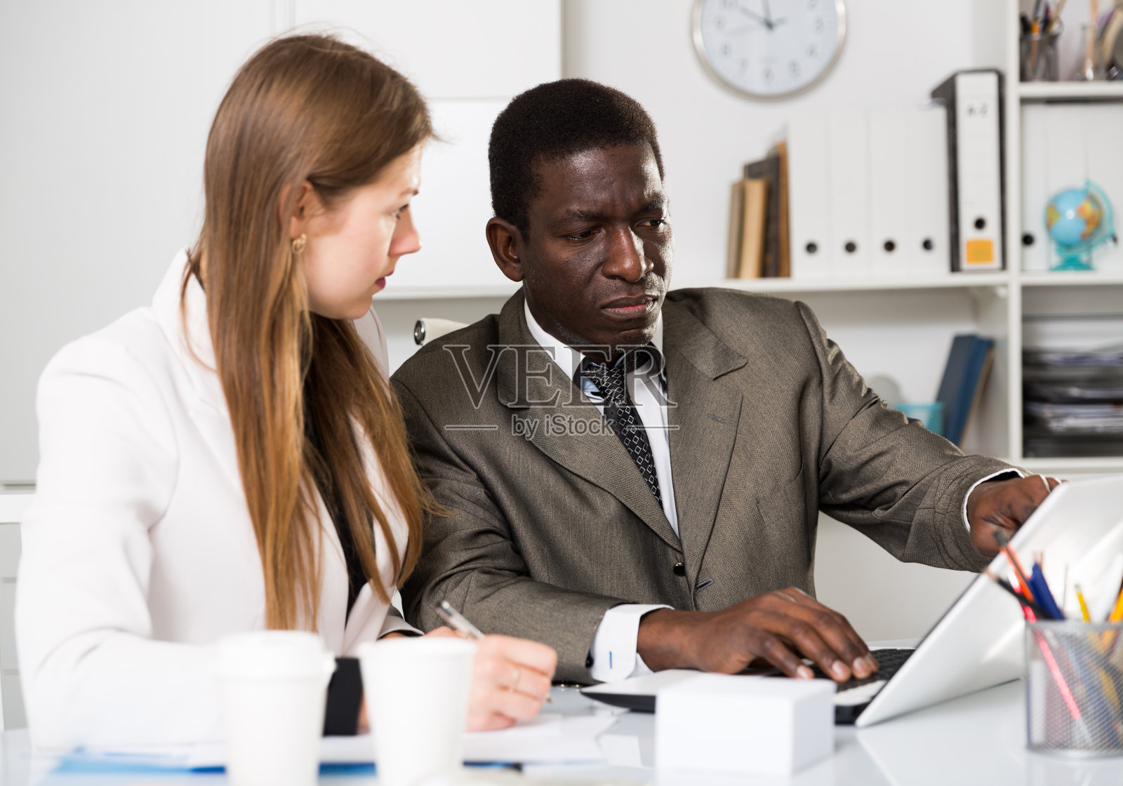 专注的同事一起工作照片摄影图片