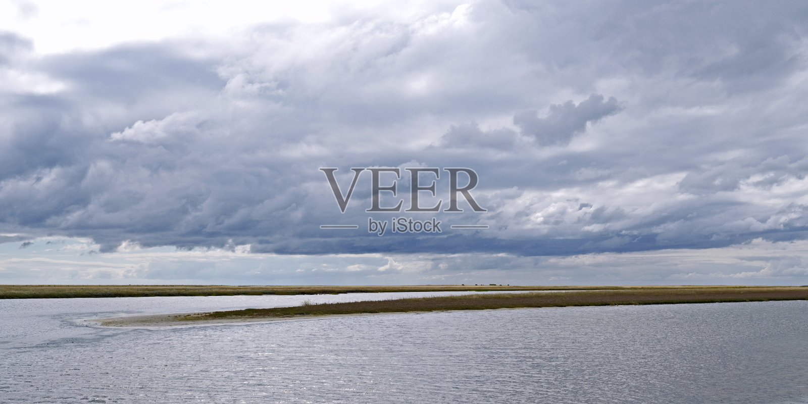 丹麦：浅水区一览，可见平坦宽阔的盐沼岛照片摄影图片