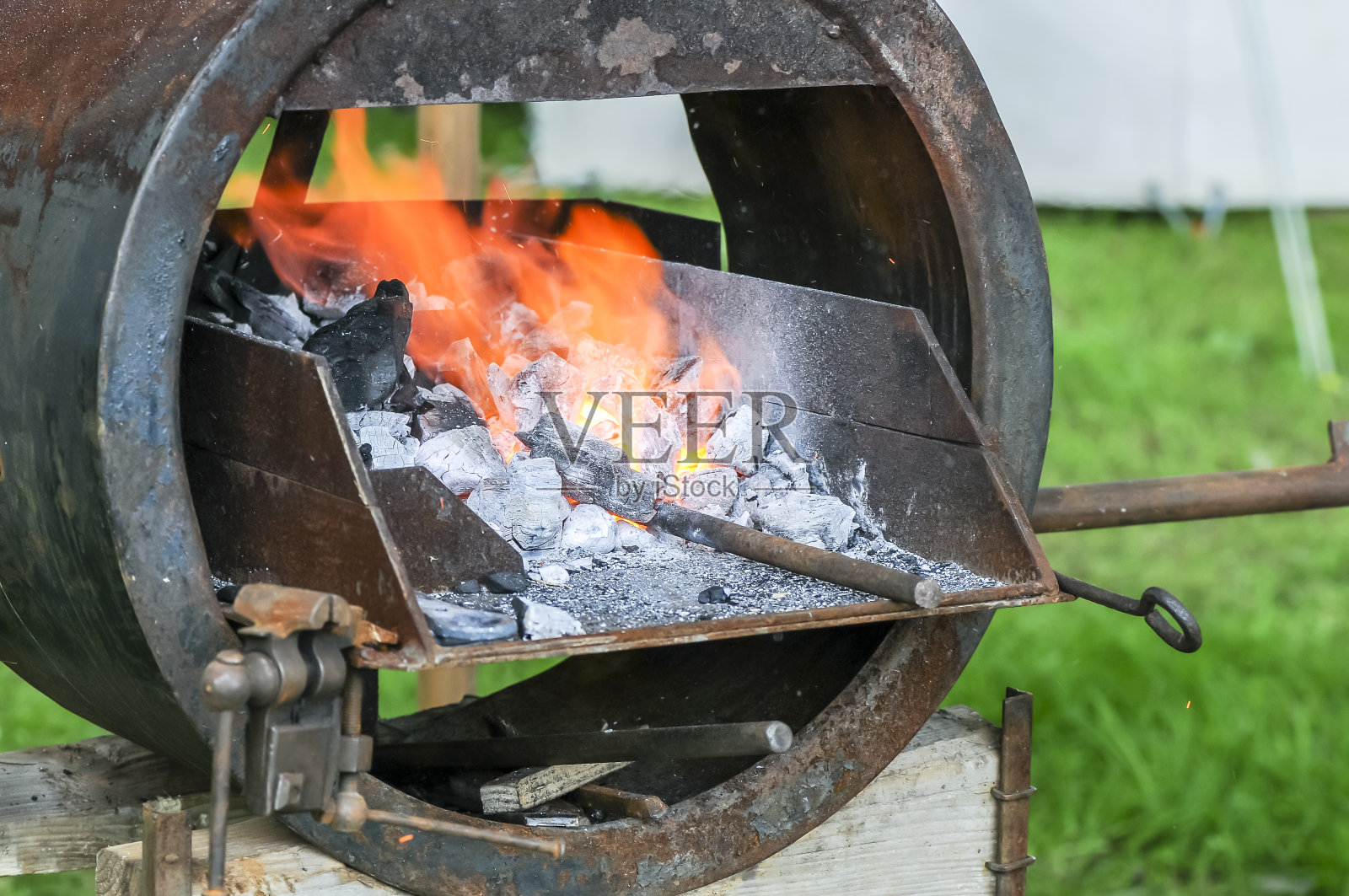 铁棒在铁匠铺里加热照片摄影图片