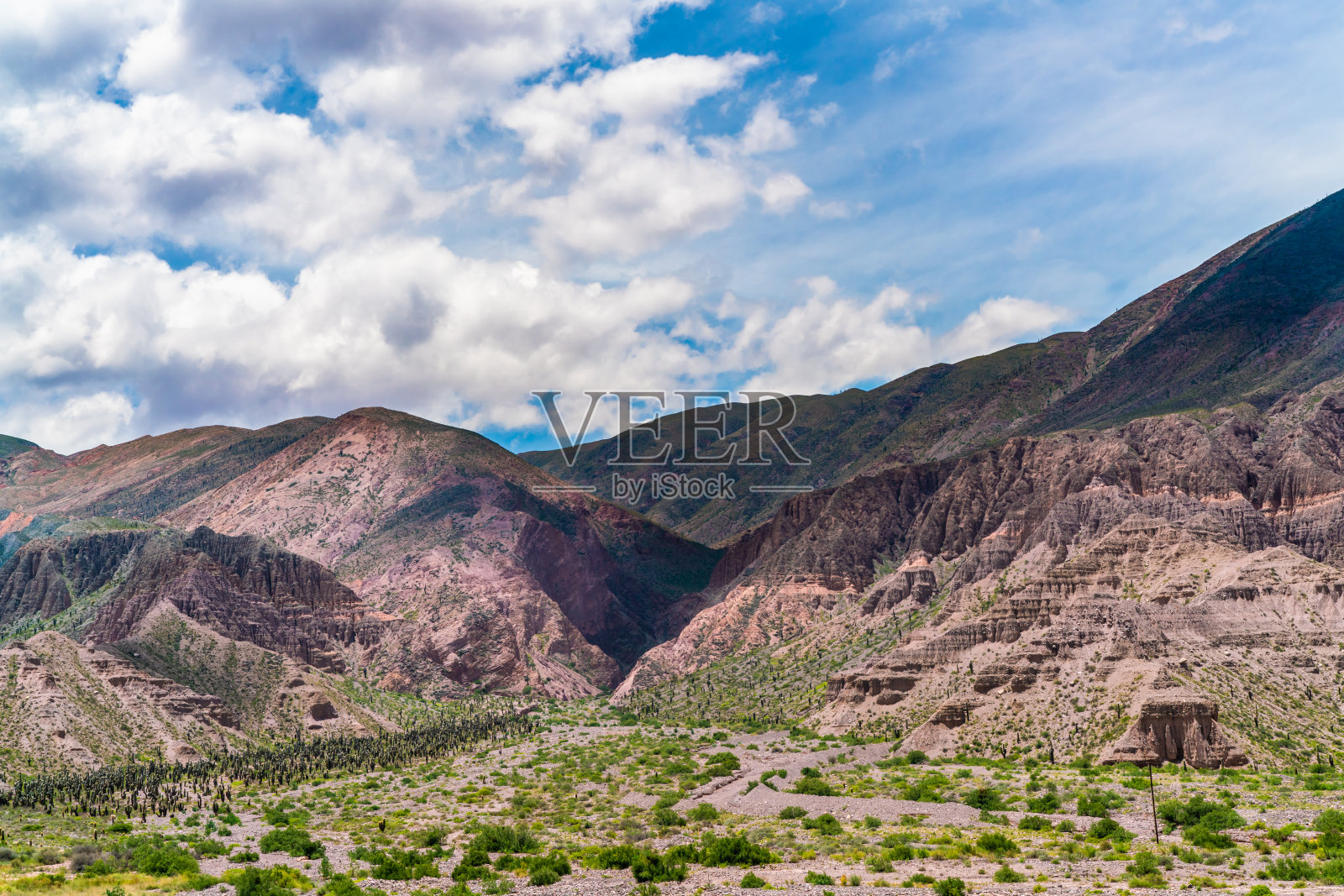 阿根廷萨尔塔普罗旺斯的洛斯卡多内斯国家公园(国家公园)的五彩山脉照片摄影图片