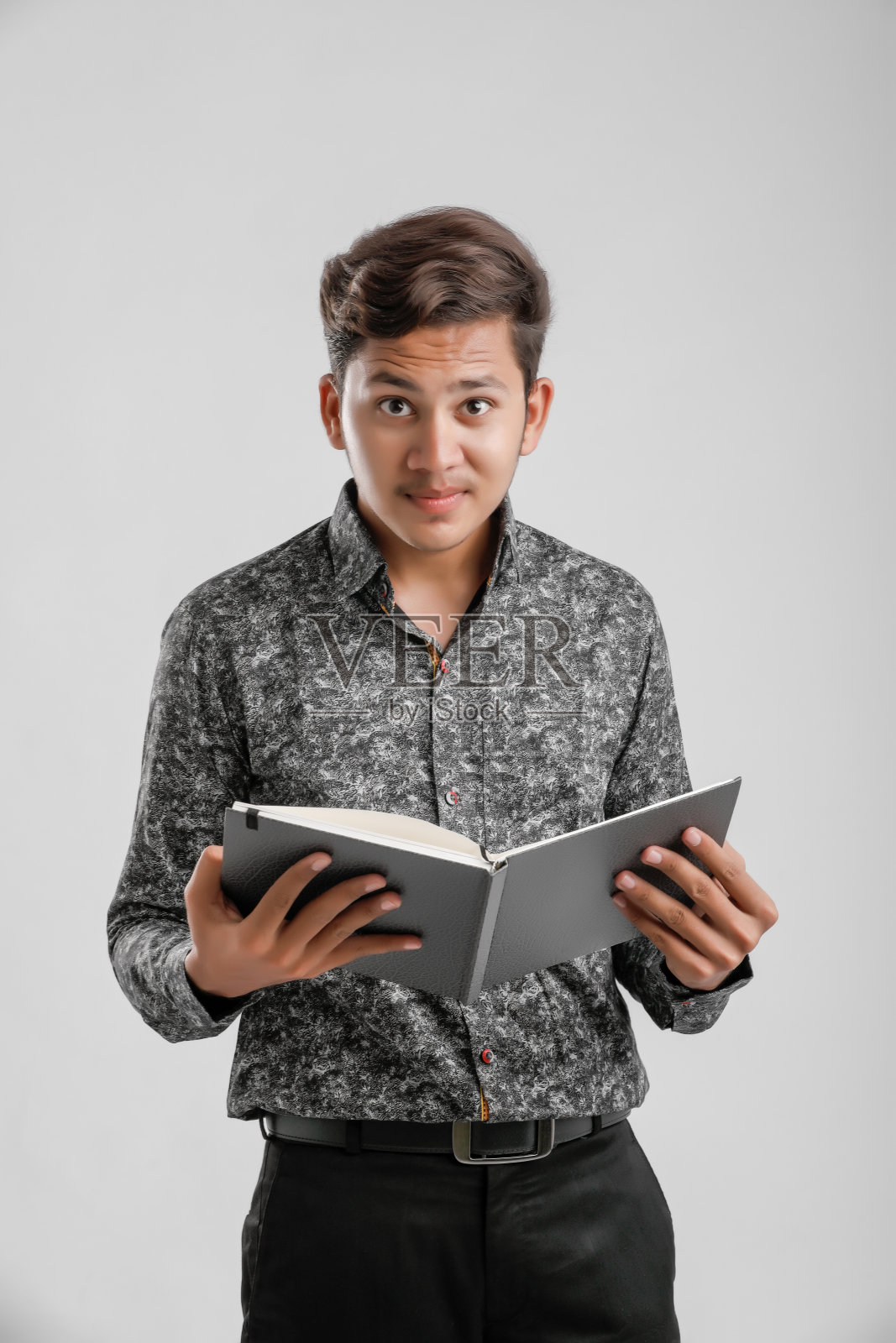 印度大学男孩在学习照片摄影图片