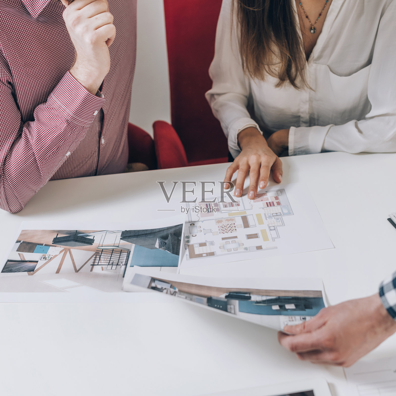 房地产经纪。一对夫妇正在看他们新家的模型照片摄影图片