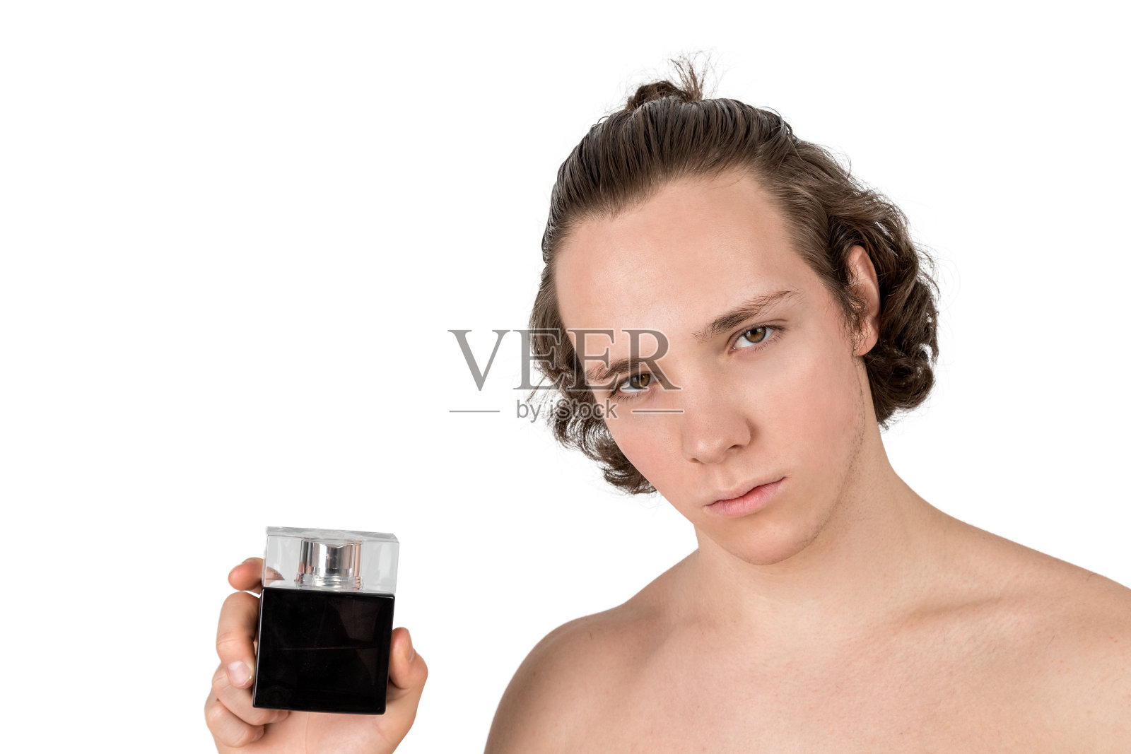 英俊男子的肖像与香水瓶在白色的背景孤立照片摄影图片