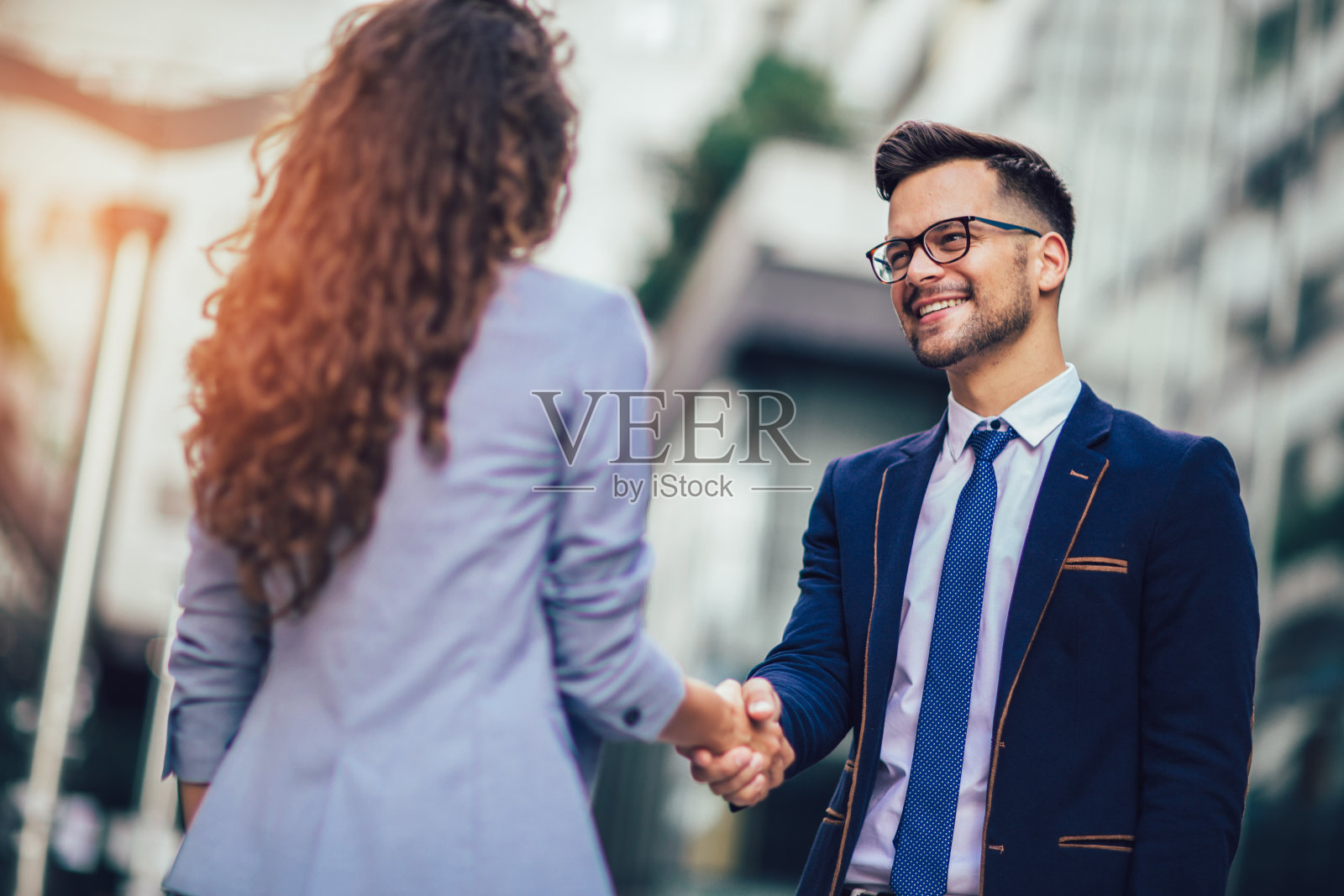 同事们在户外微笑着互相问候照片摄影图片