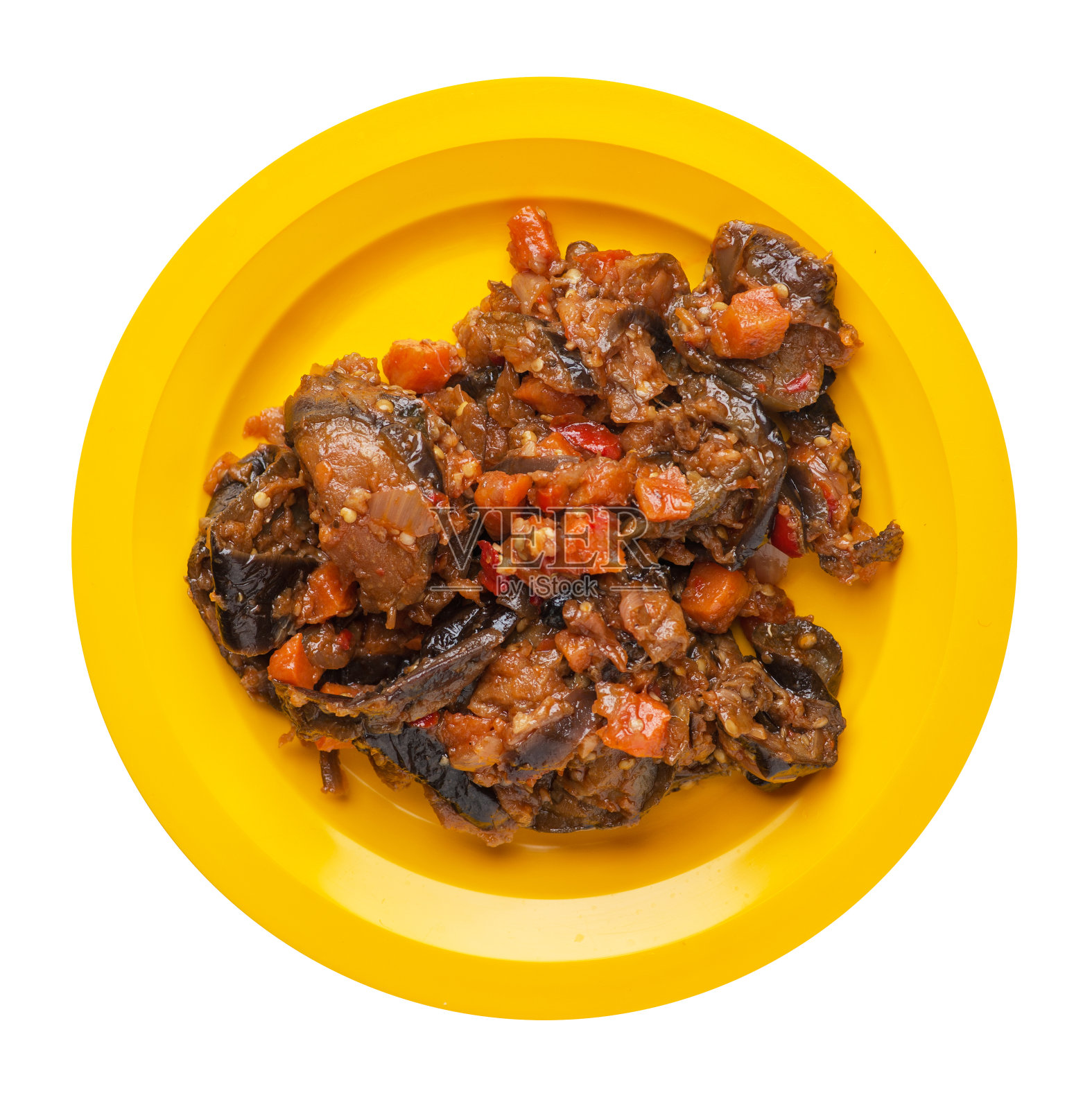 炖西葫芦与番茄和辣椒在盘子孤立的白色背景。素食。健康的早餐照片摄影图片