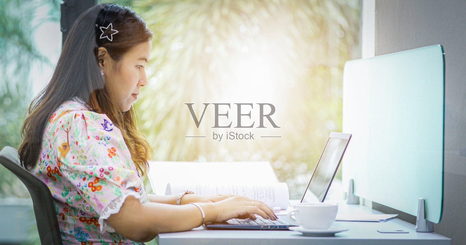 亚洲商业女性用笔记本工作和喝咖啡照片摄影图片