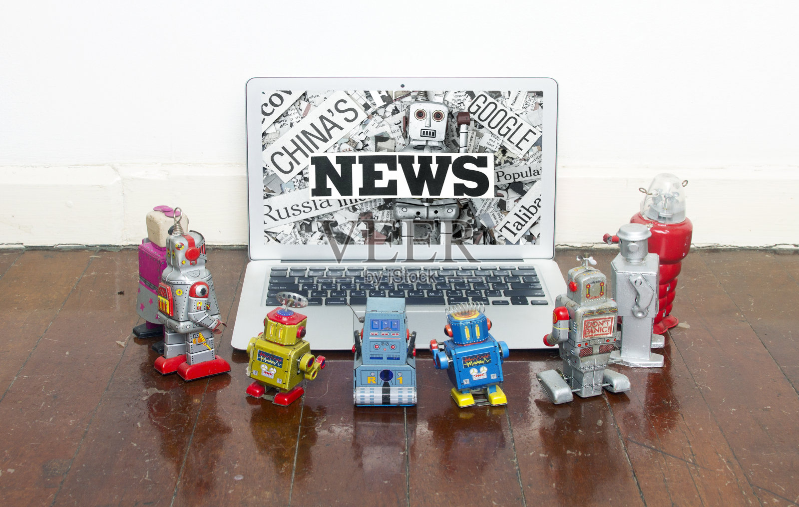 复古机器人用笔记本电脑看假新闻照片摄影图片