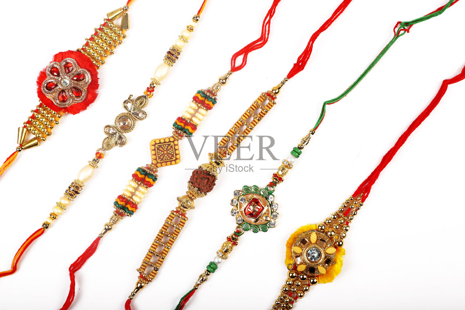 传统印度手链称Rakhi，兄弟姐妹的手腕在Rakshabandhan场合照片摄影图片