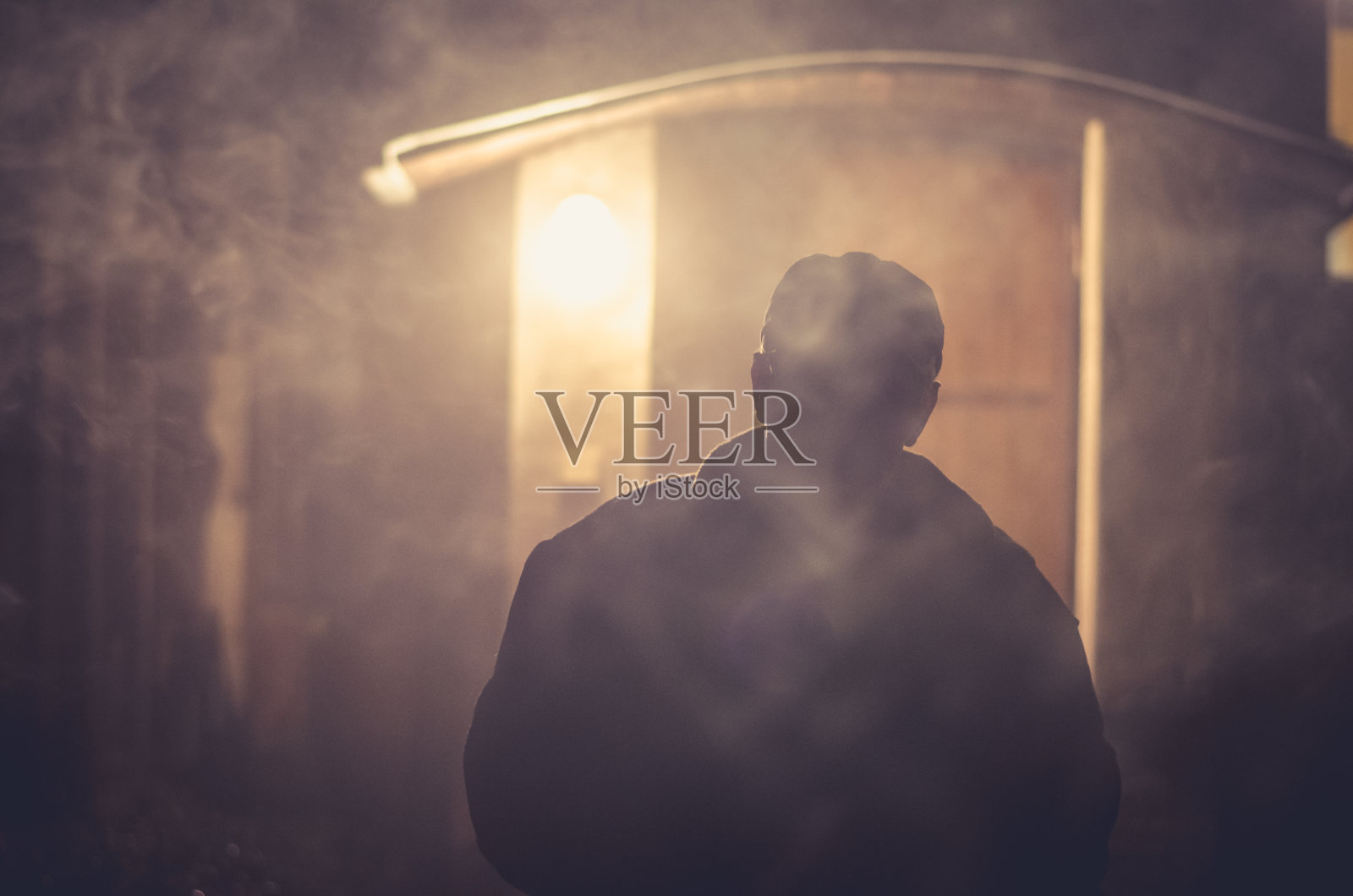 男人抽着很多蒸汽照片摄影图片