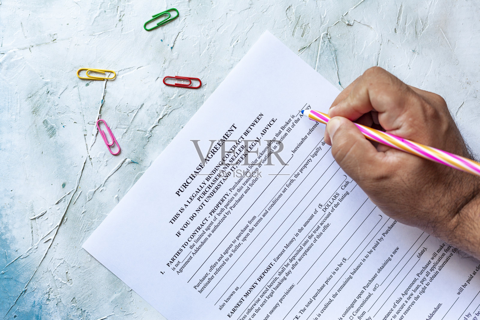 填写采购协议表格照片摄影图片