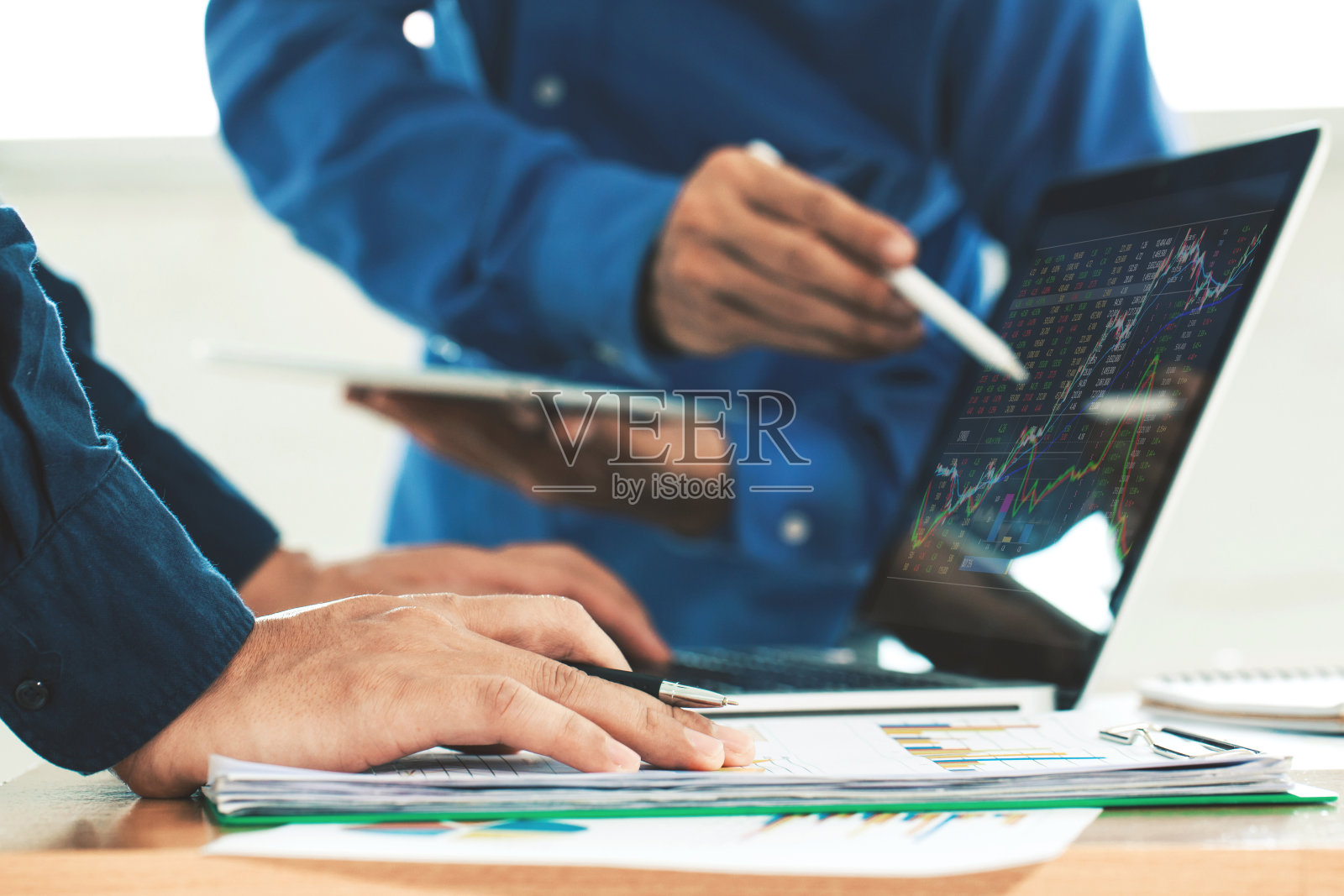 企业团队投资企业家分析股票市场交易图表，股票图表概念照片摄影图片