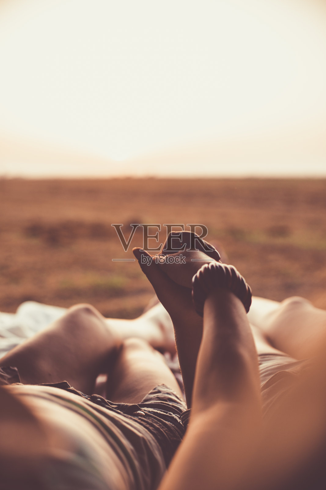 两个年轻女人手牵着手照片摄影图片