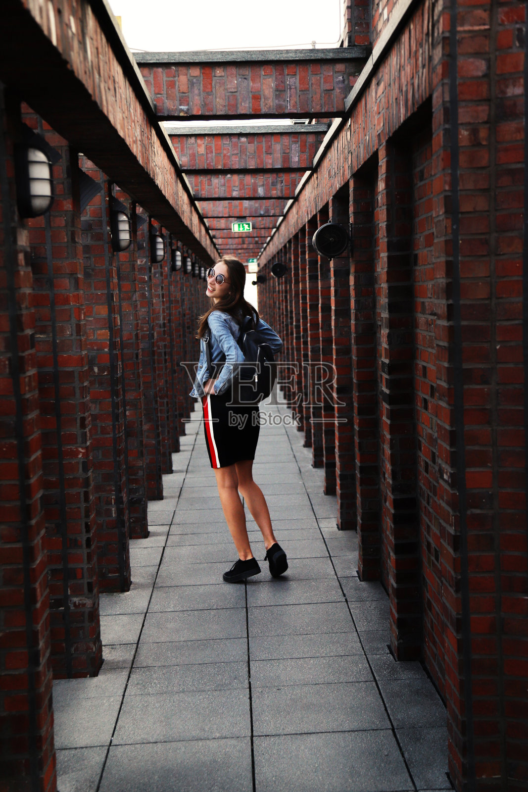 一个年轻女子走在科尔霍夫塔的顶端照片摄影图片