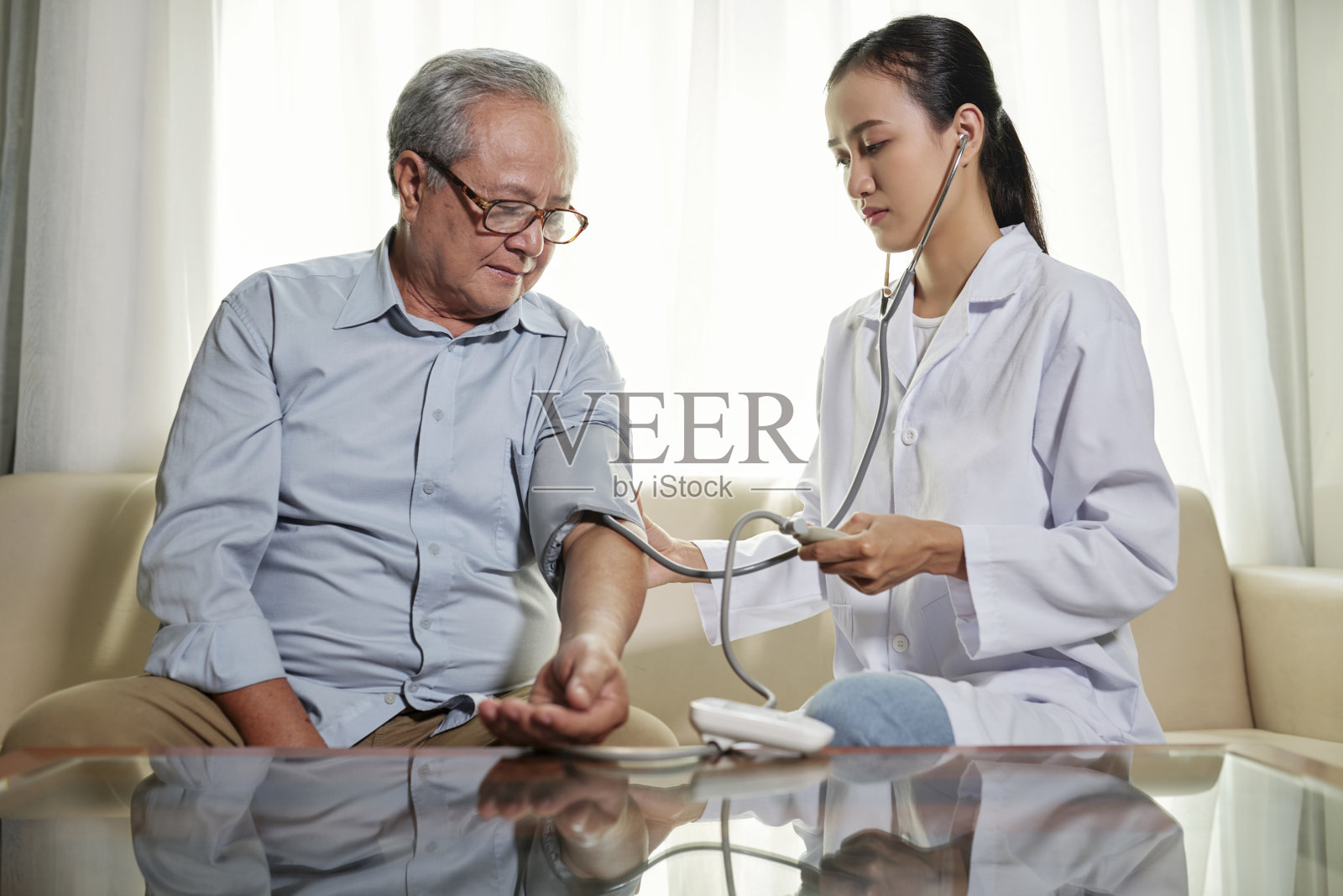 医生控制病人的病情照片摄影图片