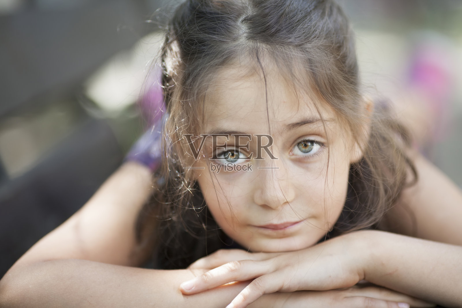 一个夏日午后的小女孩的肖像照片摄影图片