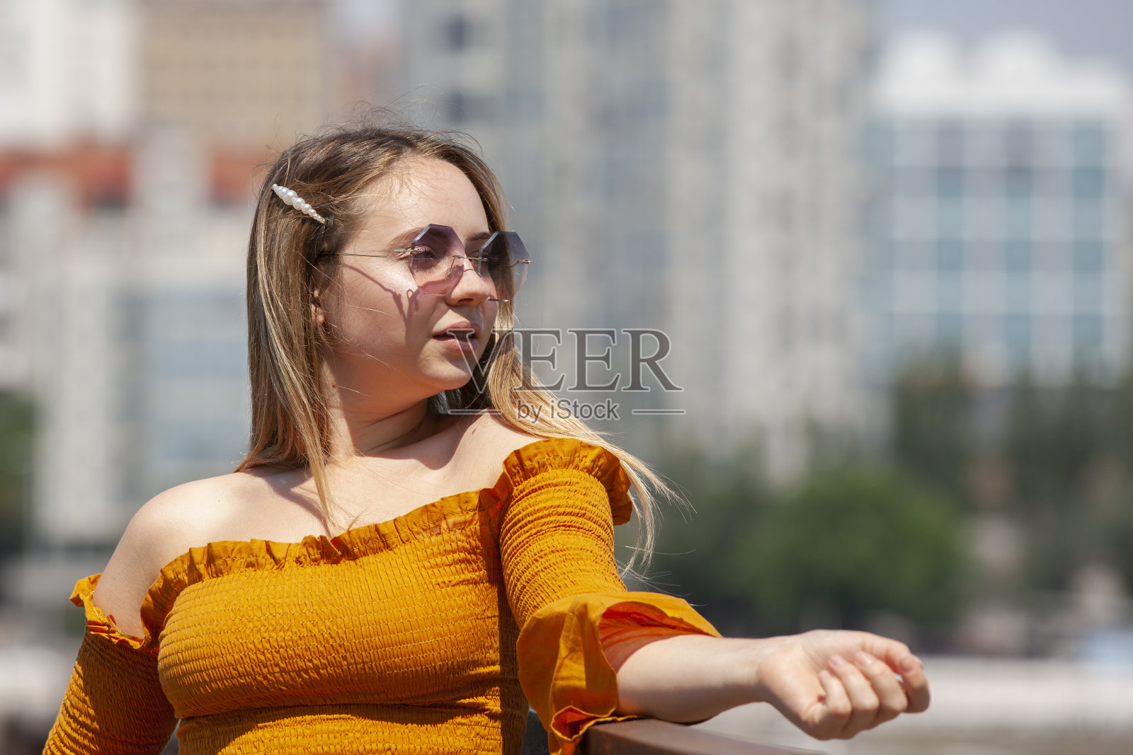 美丽的肖像金发女人与贝雷帽。照片摄影图片