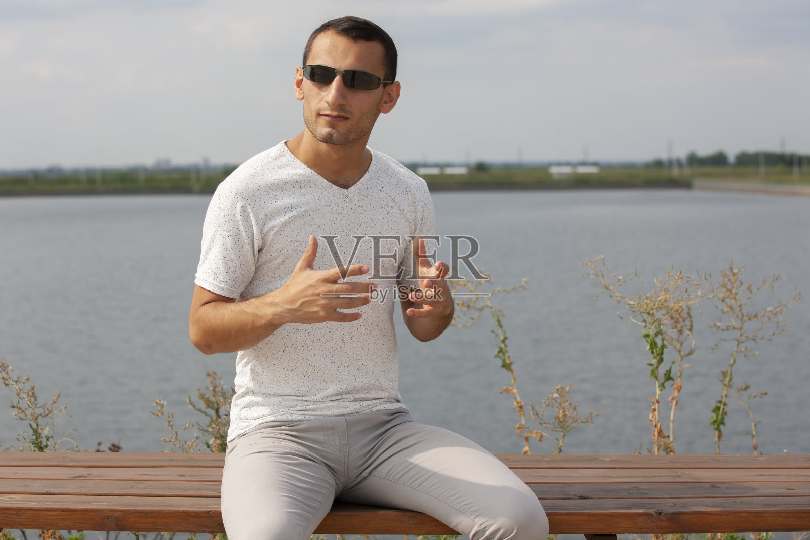 在一个阳光明媚的日子里，快乐的潮人看着相机的特写照片摄影图片