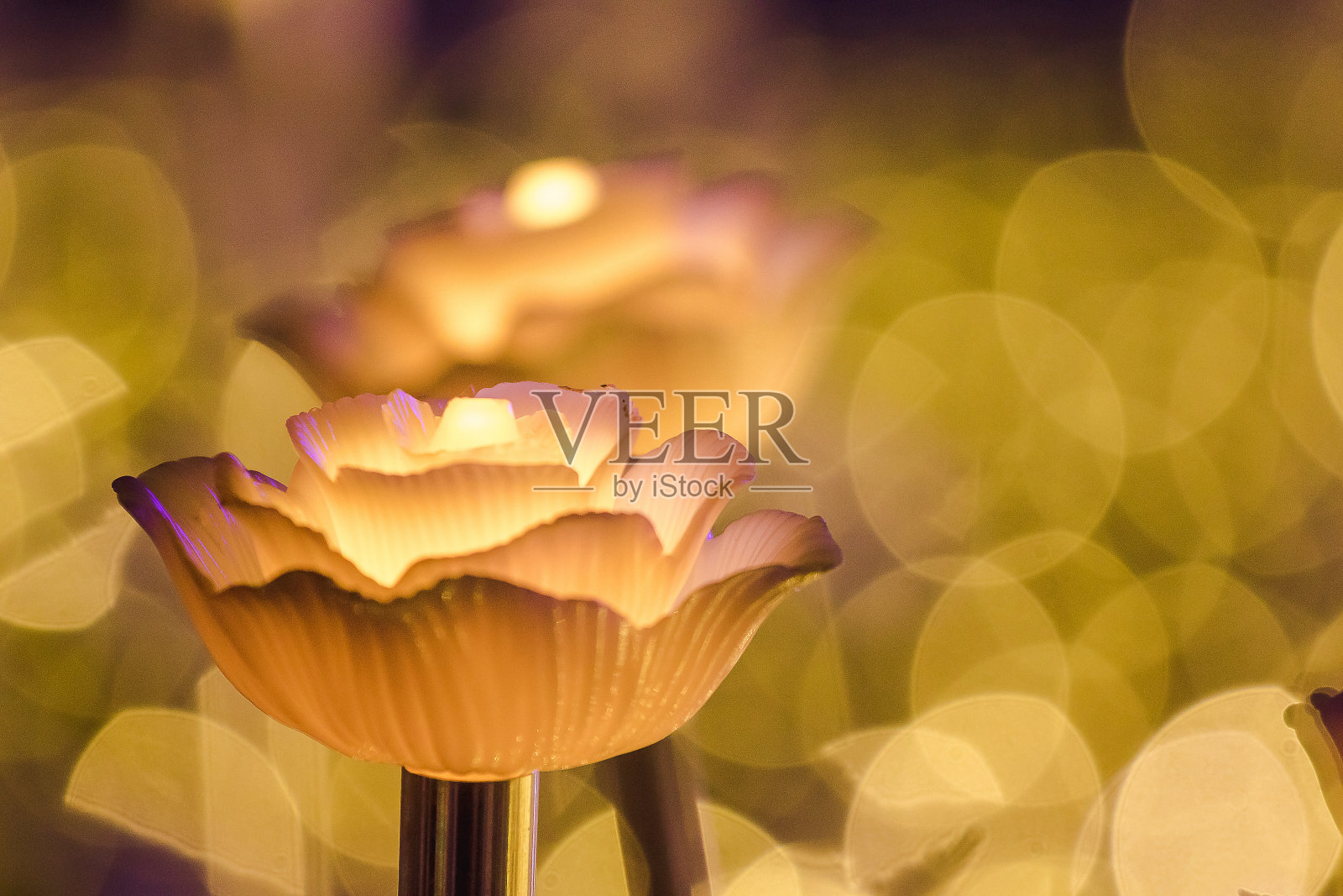 灯被装饰成花来创造美丽的光照片摄影图片