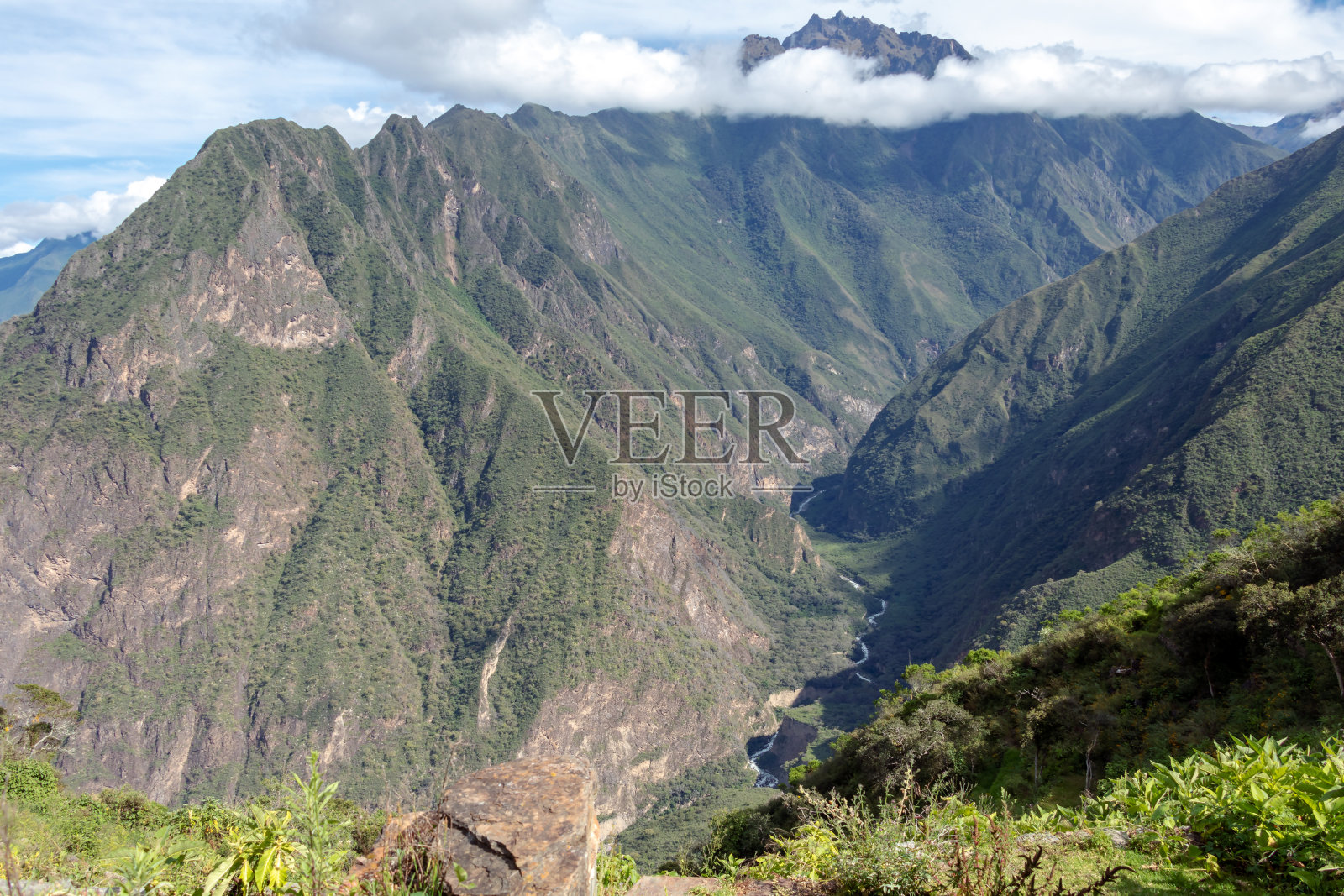 Pinchinuyok古印加遗址被山峰和云包围在秘鲁的绿色峡谷之上照片摄影图片