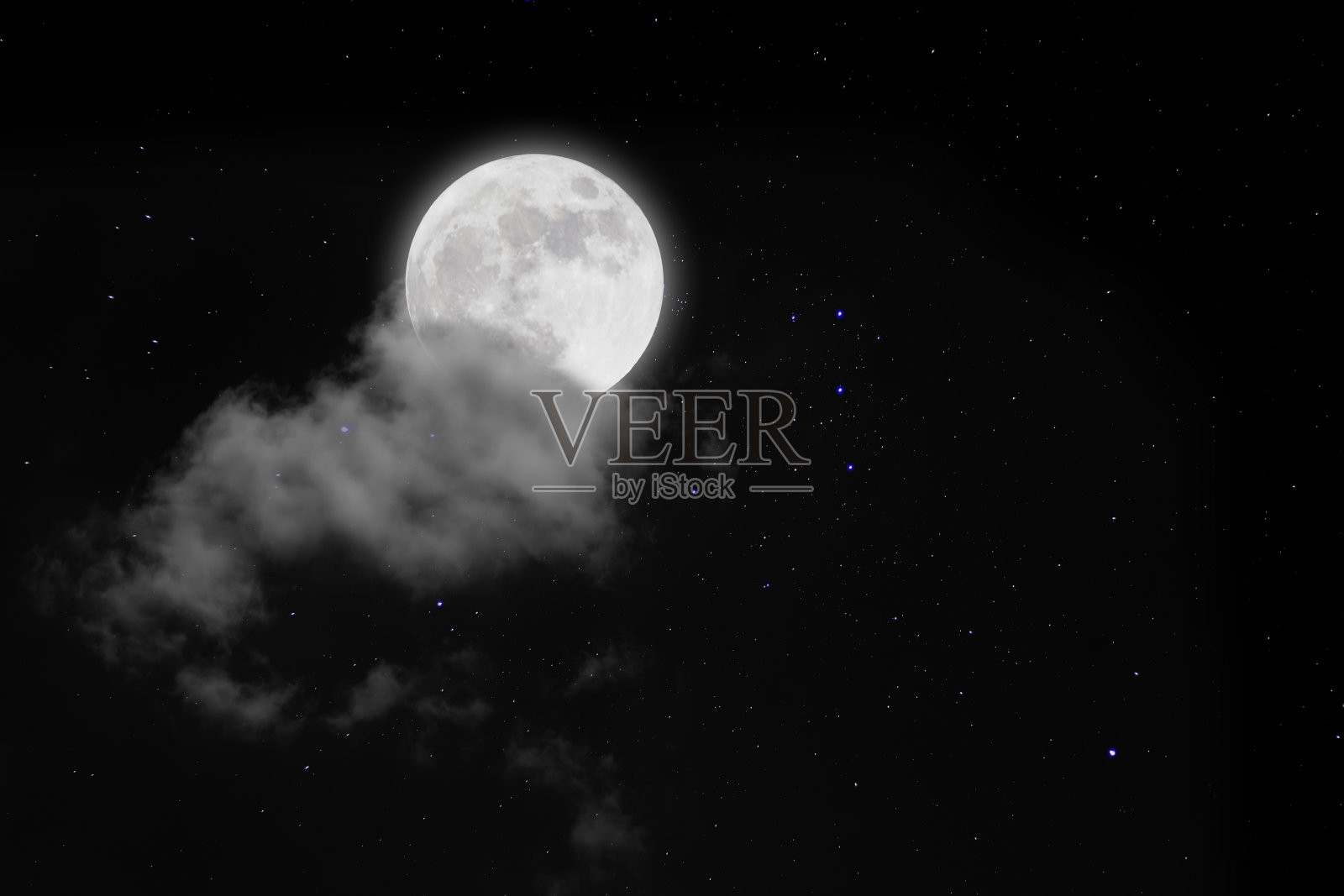 满月与星空和云的背景。浪漫的夜晚。照片摄影图片