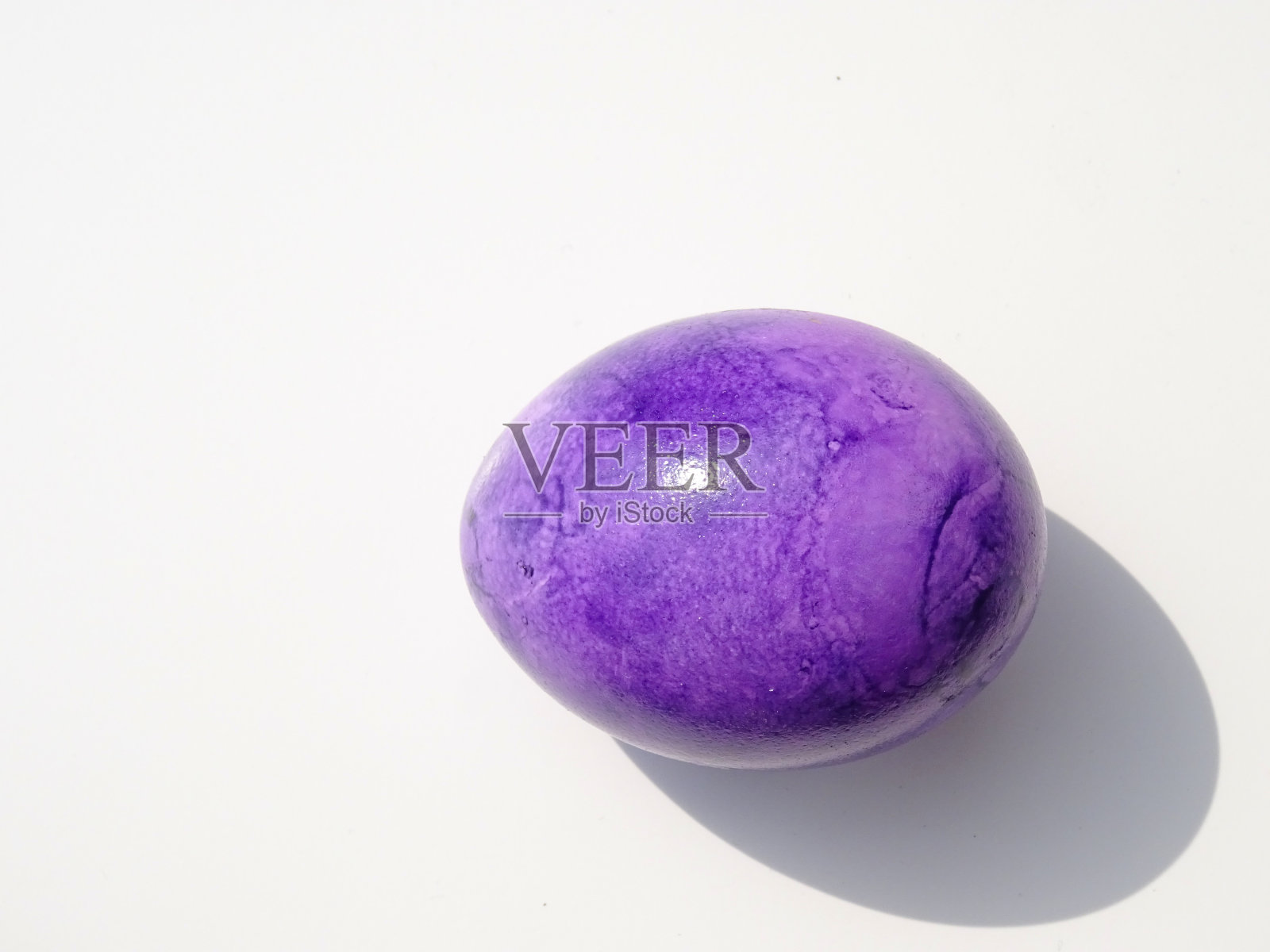 紫色复活节白背景上的煮鸡蛋照片摄影图片