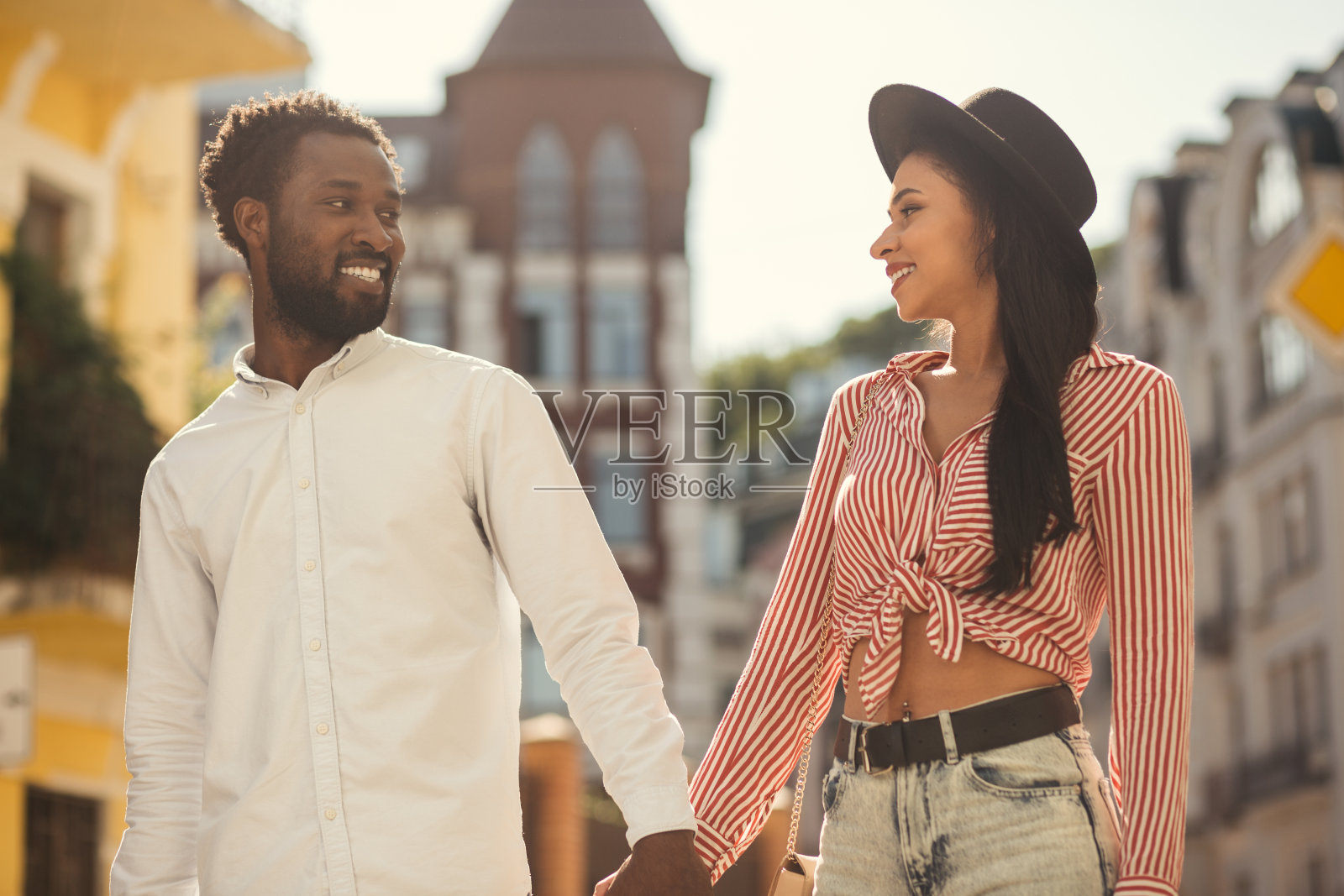 男人和女人手拉手走路照片摄影图片