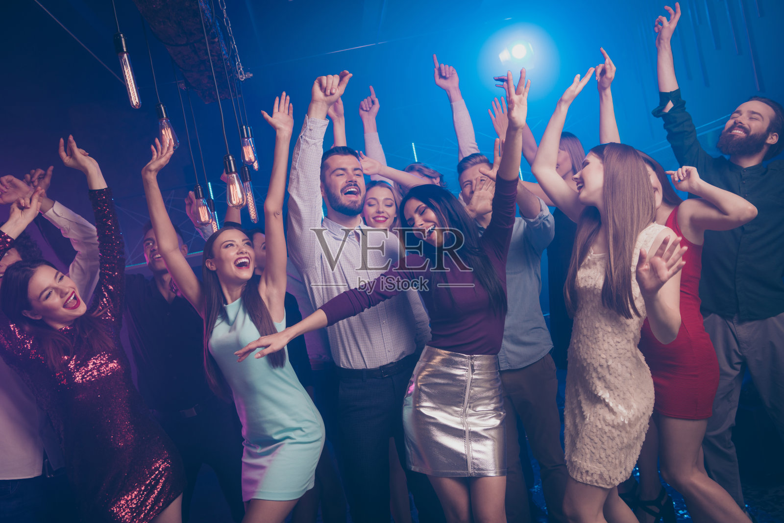 可爱的时尚的时髦的人的肖像，千年愉快的内容，闭上眼睛，有乐趣，有趣，funky的动作，举手，穿着礼服，套装，漂亮，帅气的室内照片摄影图片