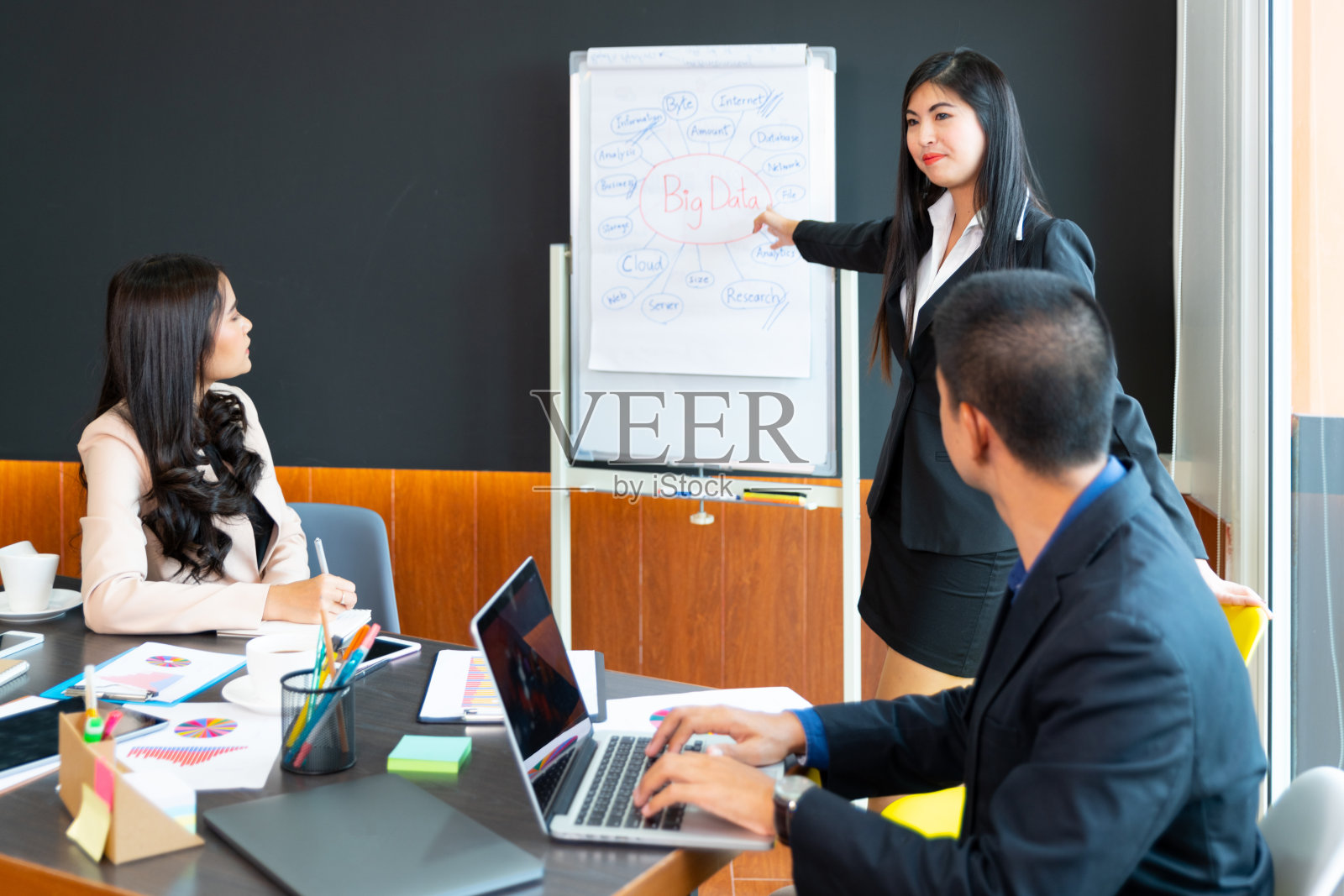 业务团队会议照片摄影图片