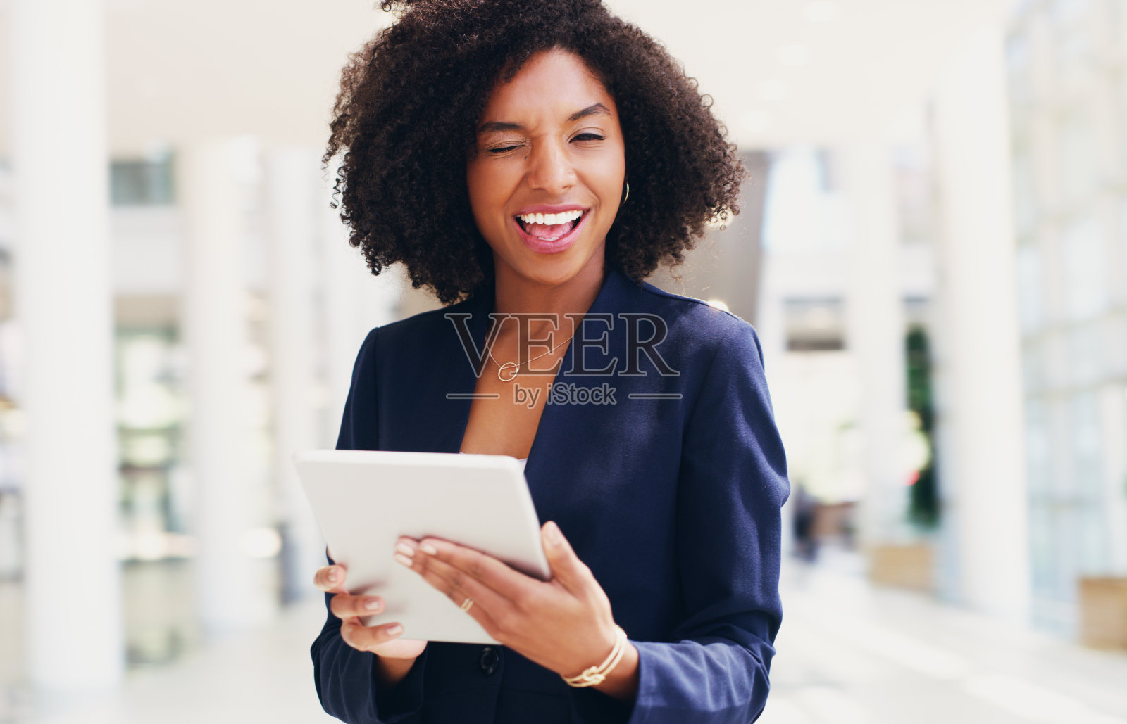 永远不要透露你的下一步行动照片摄影图片