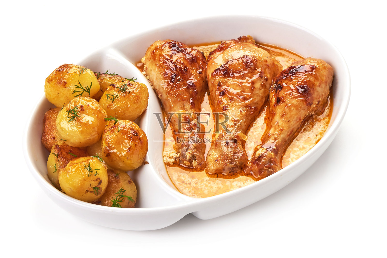 开胃的烤鸡腿，奶油酱，土豆和香料在白色的背景。照片摄影图片