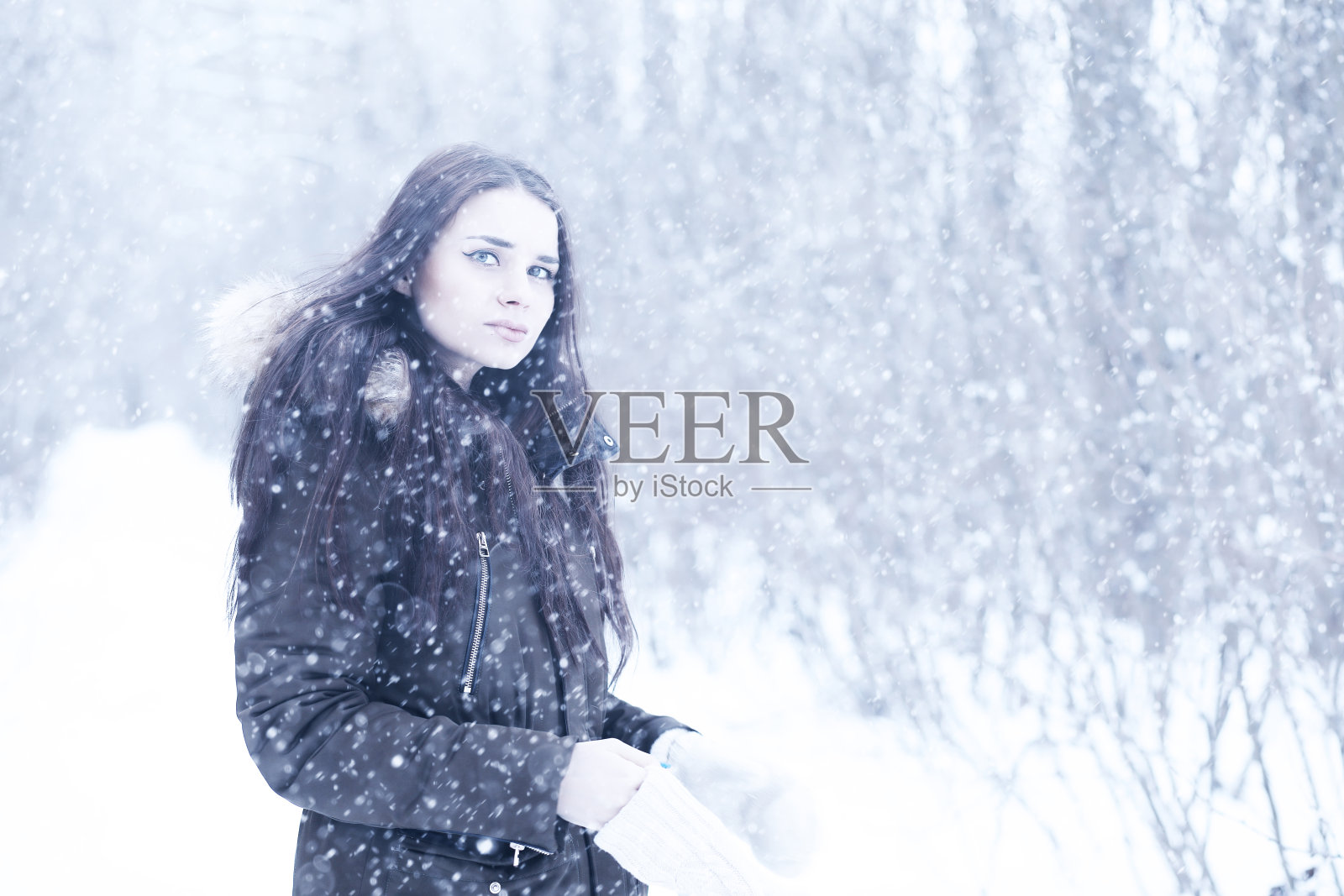 美丽的女孩在美丽的雪地里照片摄影图片