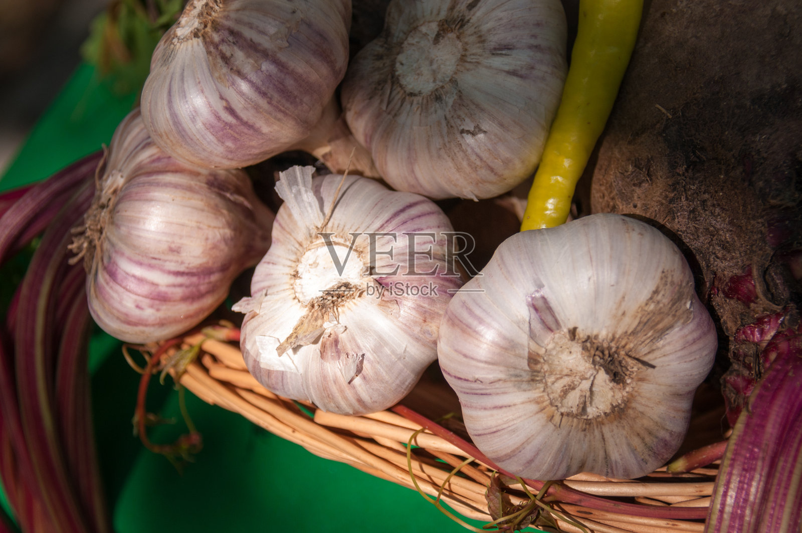 大蒜和甜菜在篮子里特写，秋收照片摄影图片