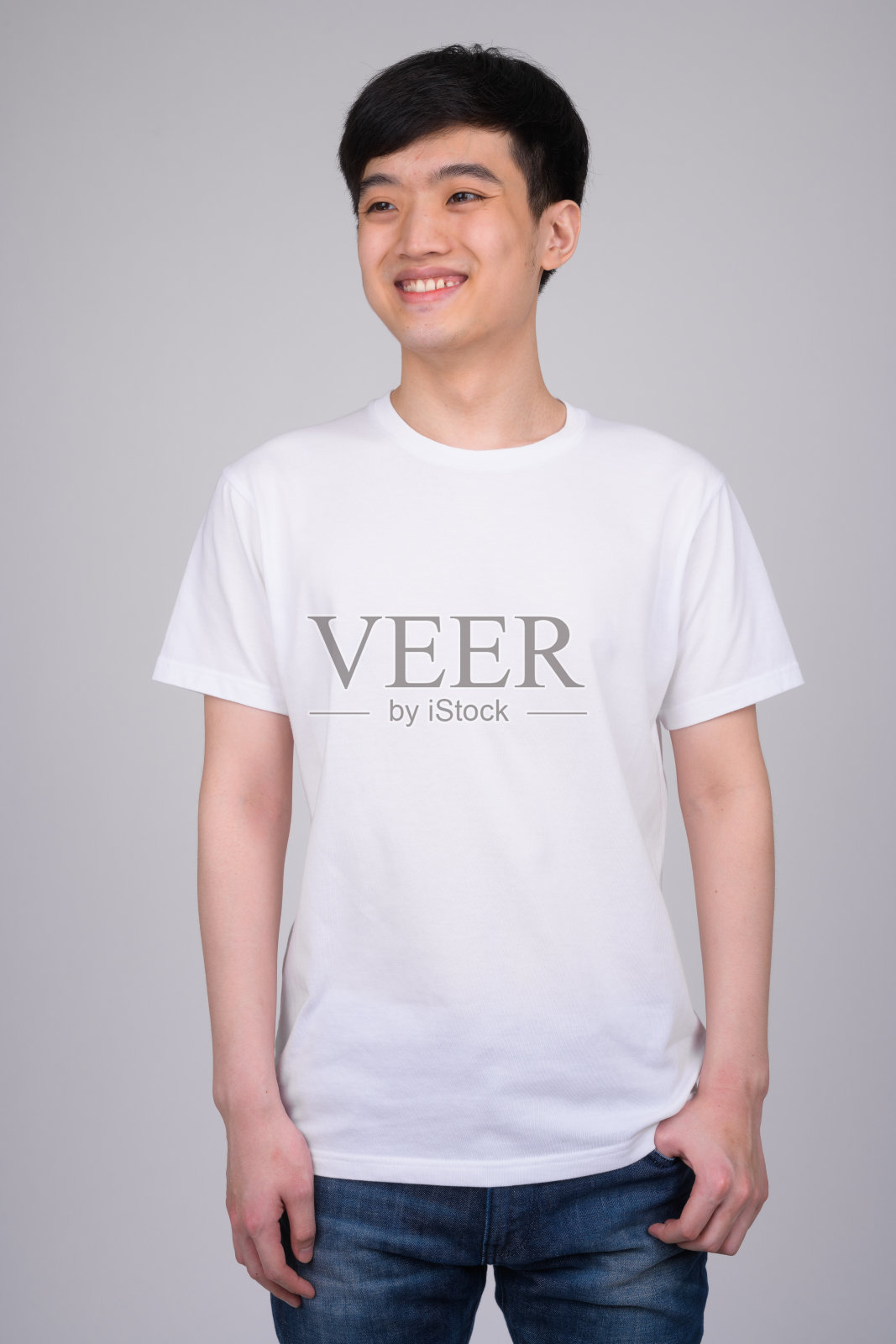 工作室拍摄的年轻快乐的亚洲人微笑而思考照片摄影图片